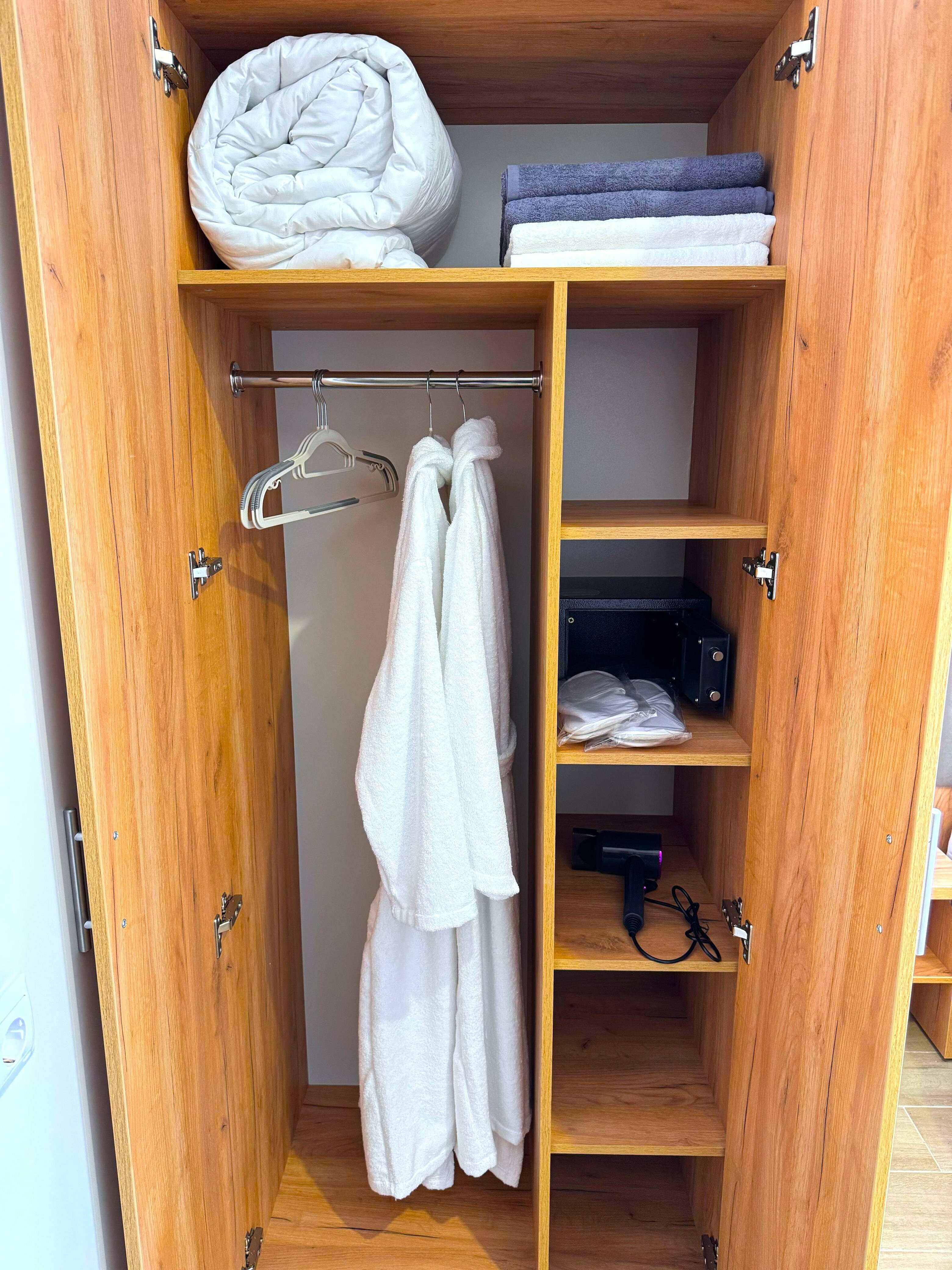 5-ти местный 2-х комнатный люкс с кухней и ТЕРРАСОЙ С ВИДОМ НА МОРЕ