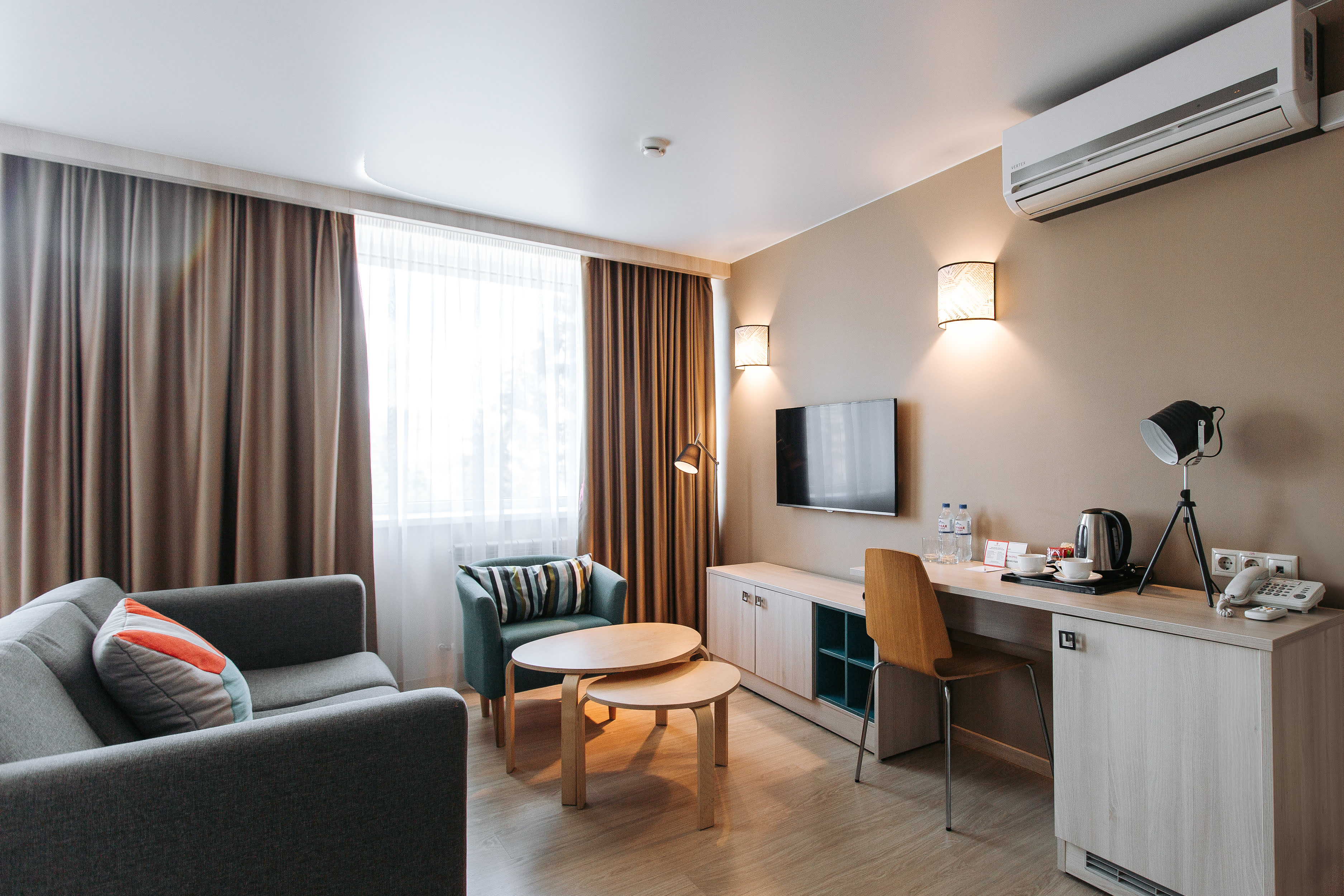 Немер Бизнес с двуспальной кроватью и диваном