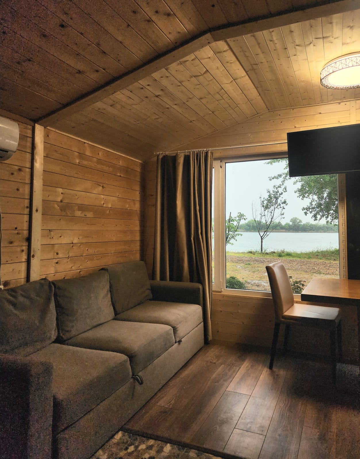 Дом с видом на озеро