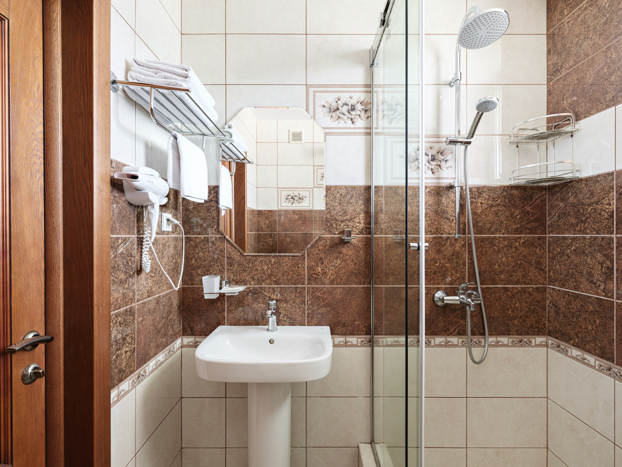 Семейный номер с боковым видом на море