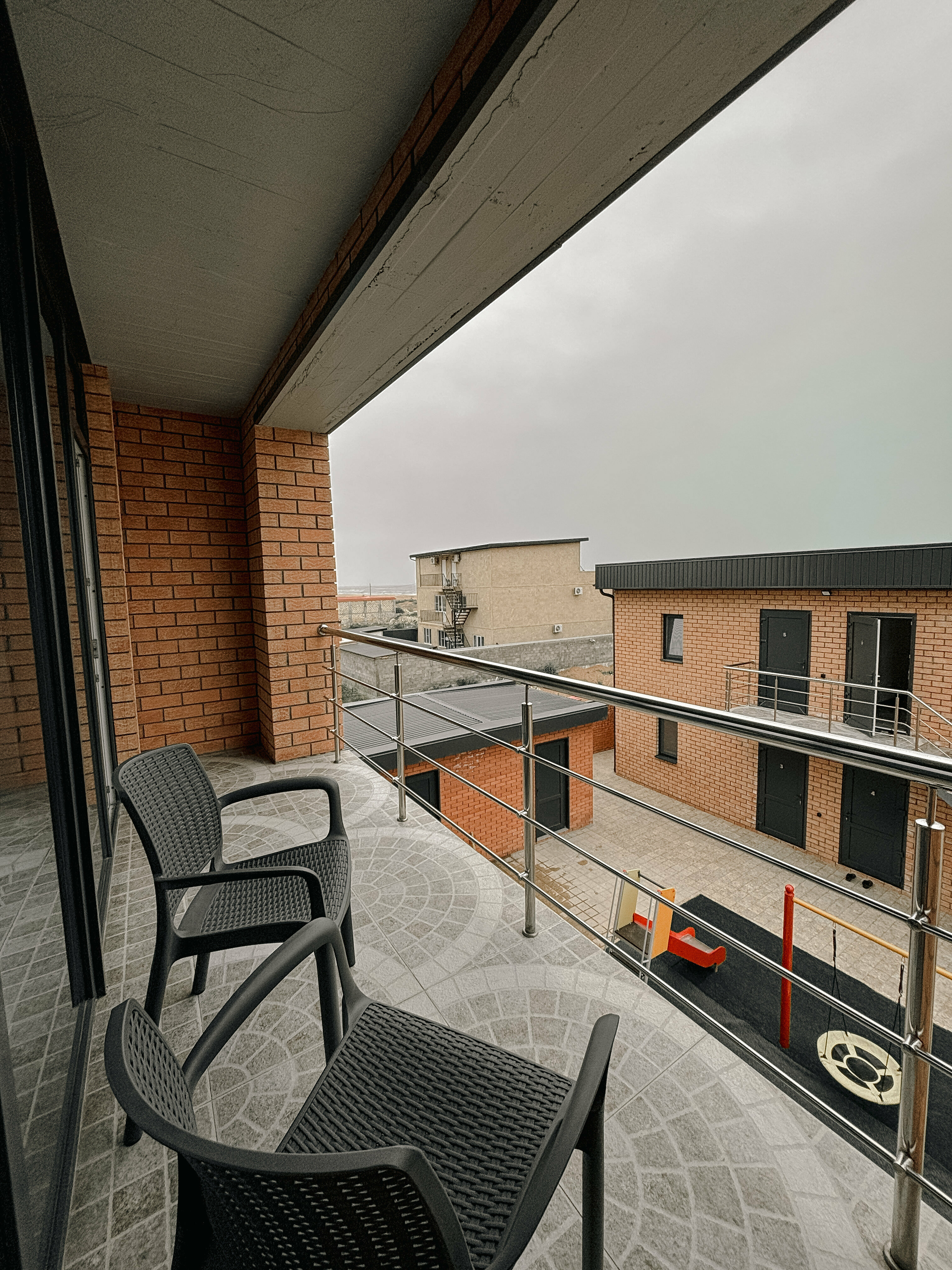 Двухкомнатный номер с одной двуспальной кроватью и диваном с видом на двор и море