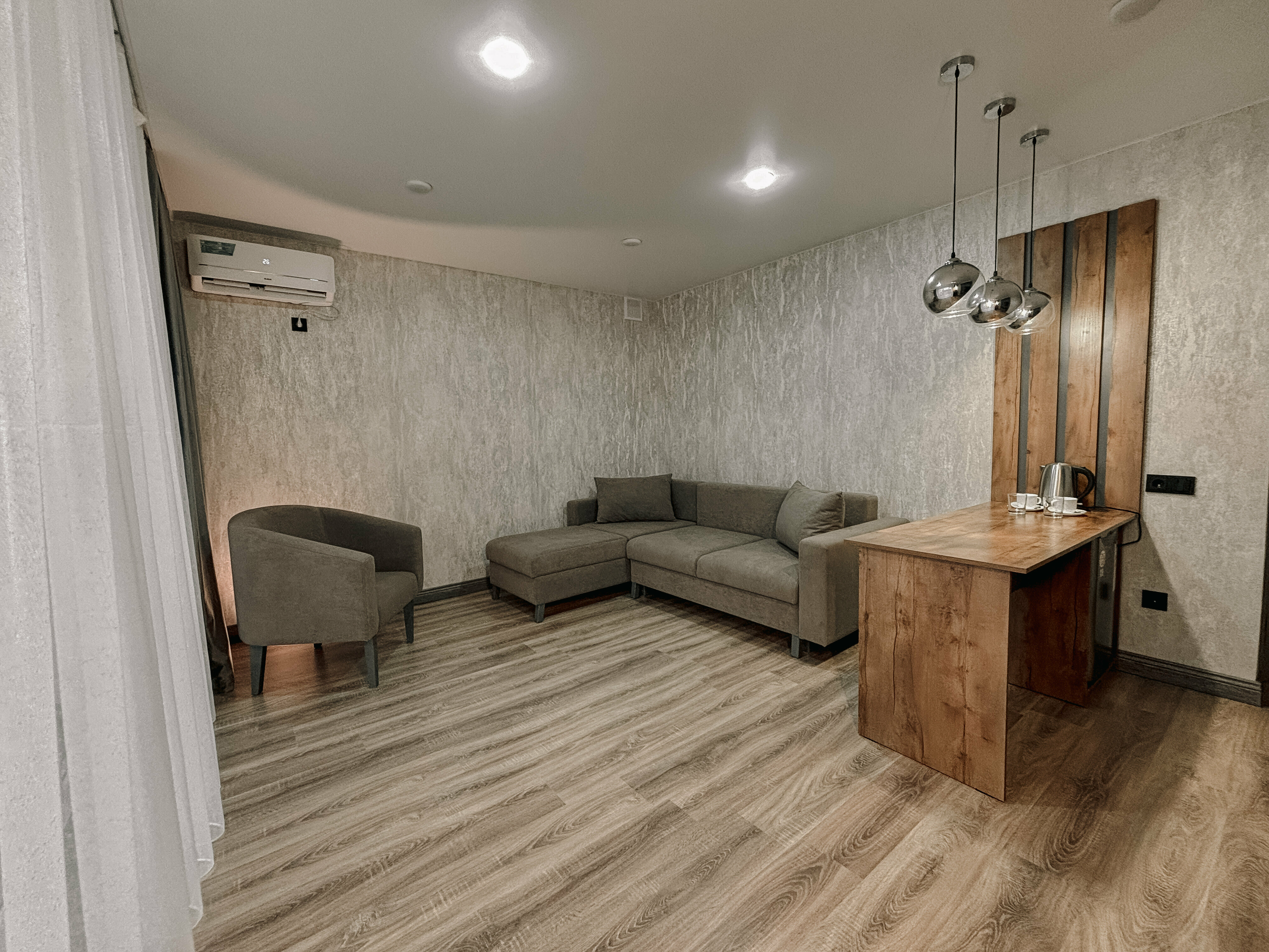 Двухкомнатный номер с одной двуспальной кроватью и диваном с видом на двор и море