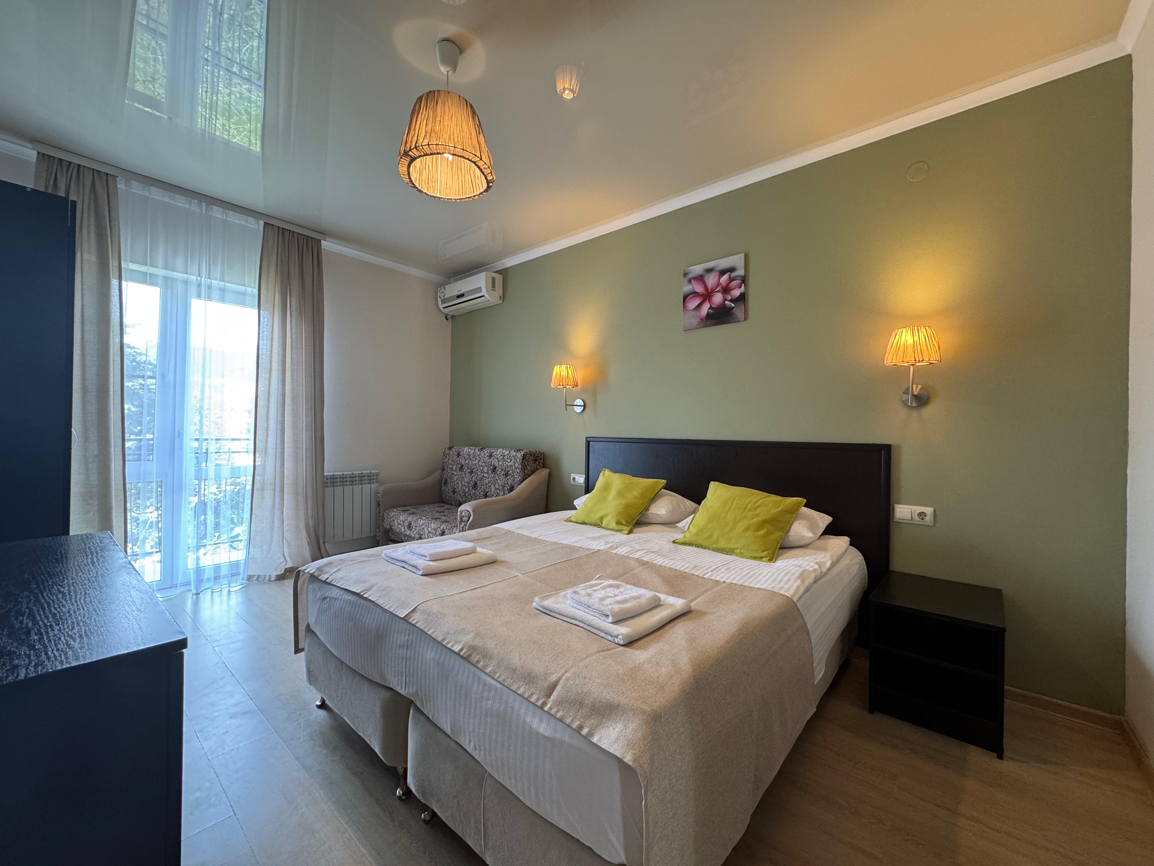 Трёхместный с индивидуальным балконом