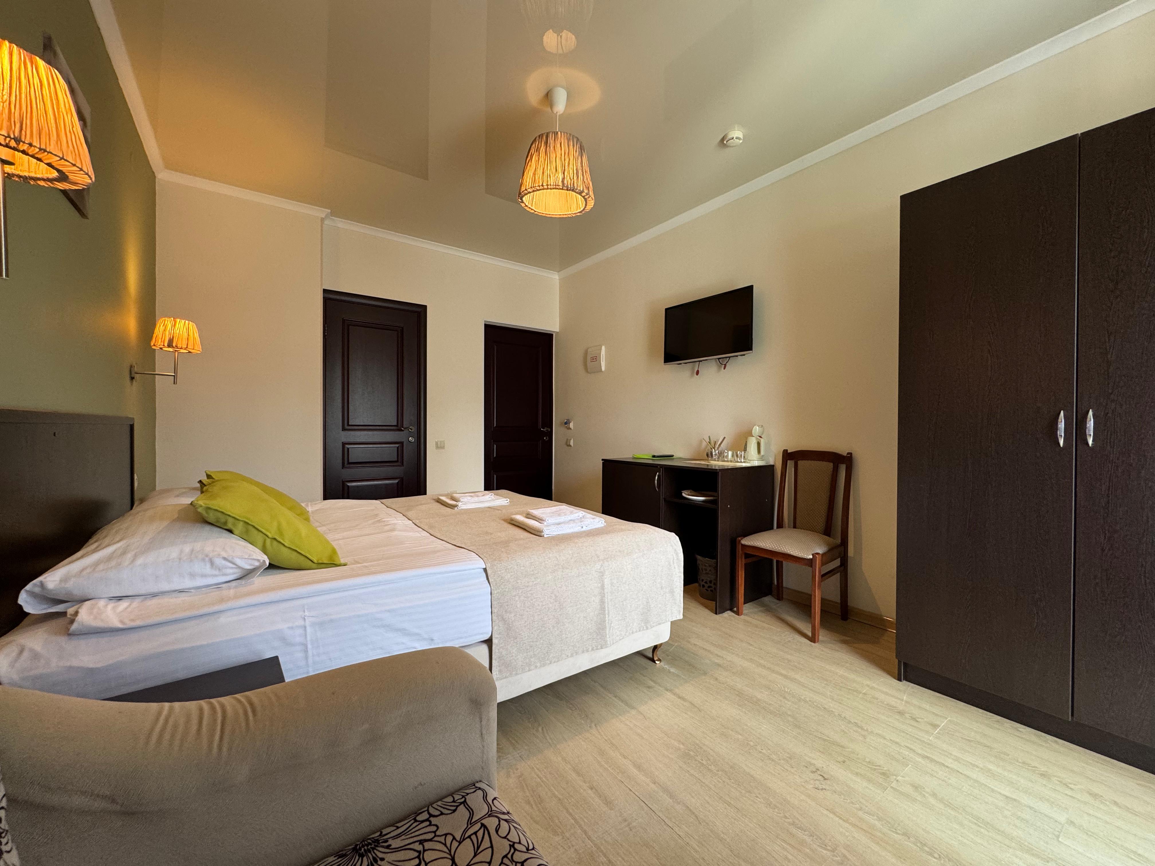 Трёхместный с индивидуальным балконом