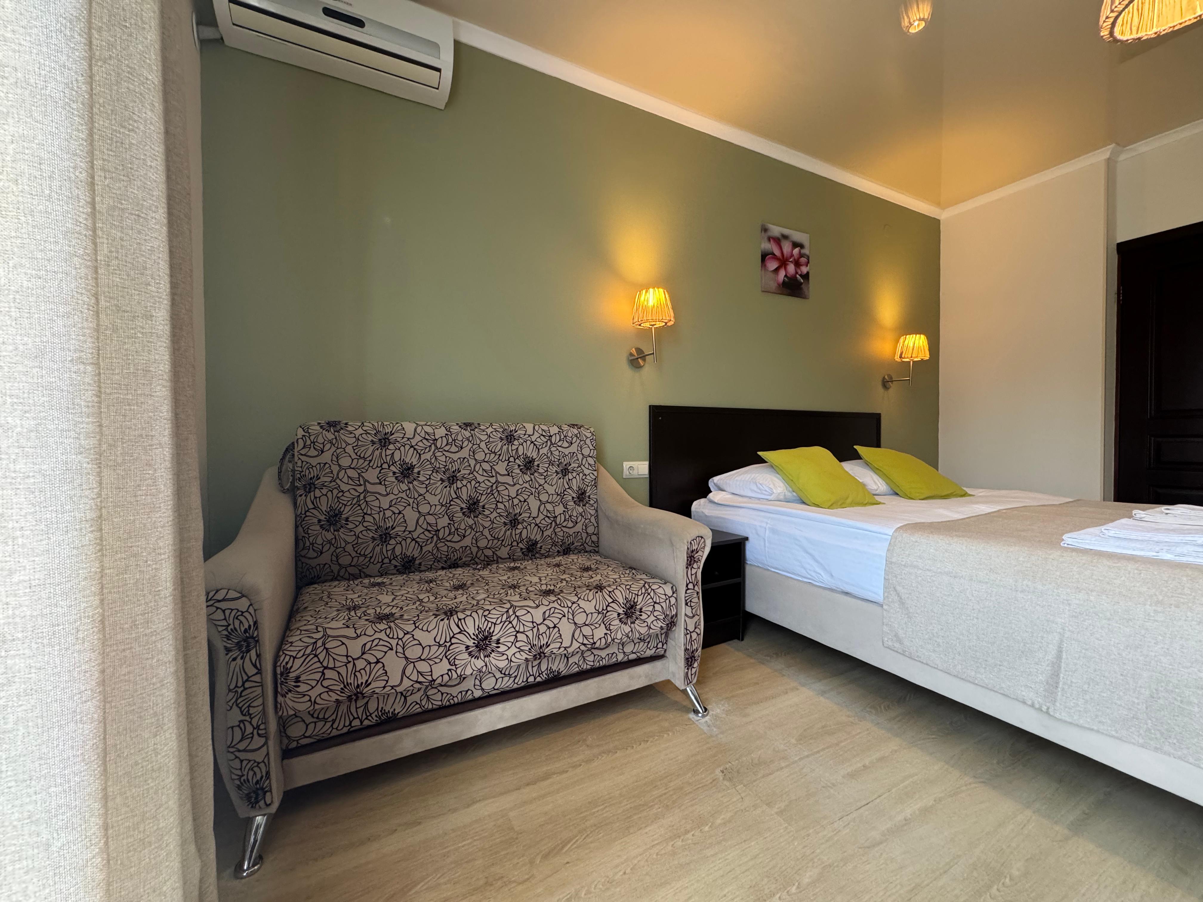 Трёхместный с индивидуальным балконом