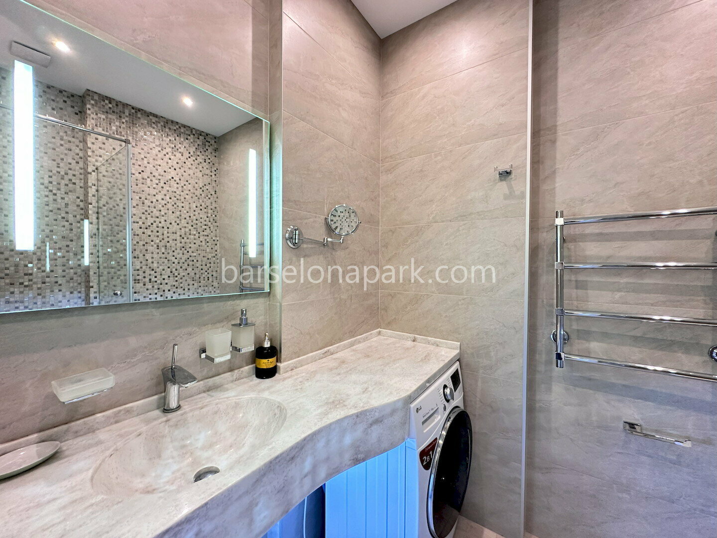 2 комнатный люкс! Прямой вид на море! До пляжа и набережной 5 минут пешком!