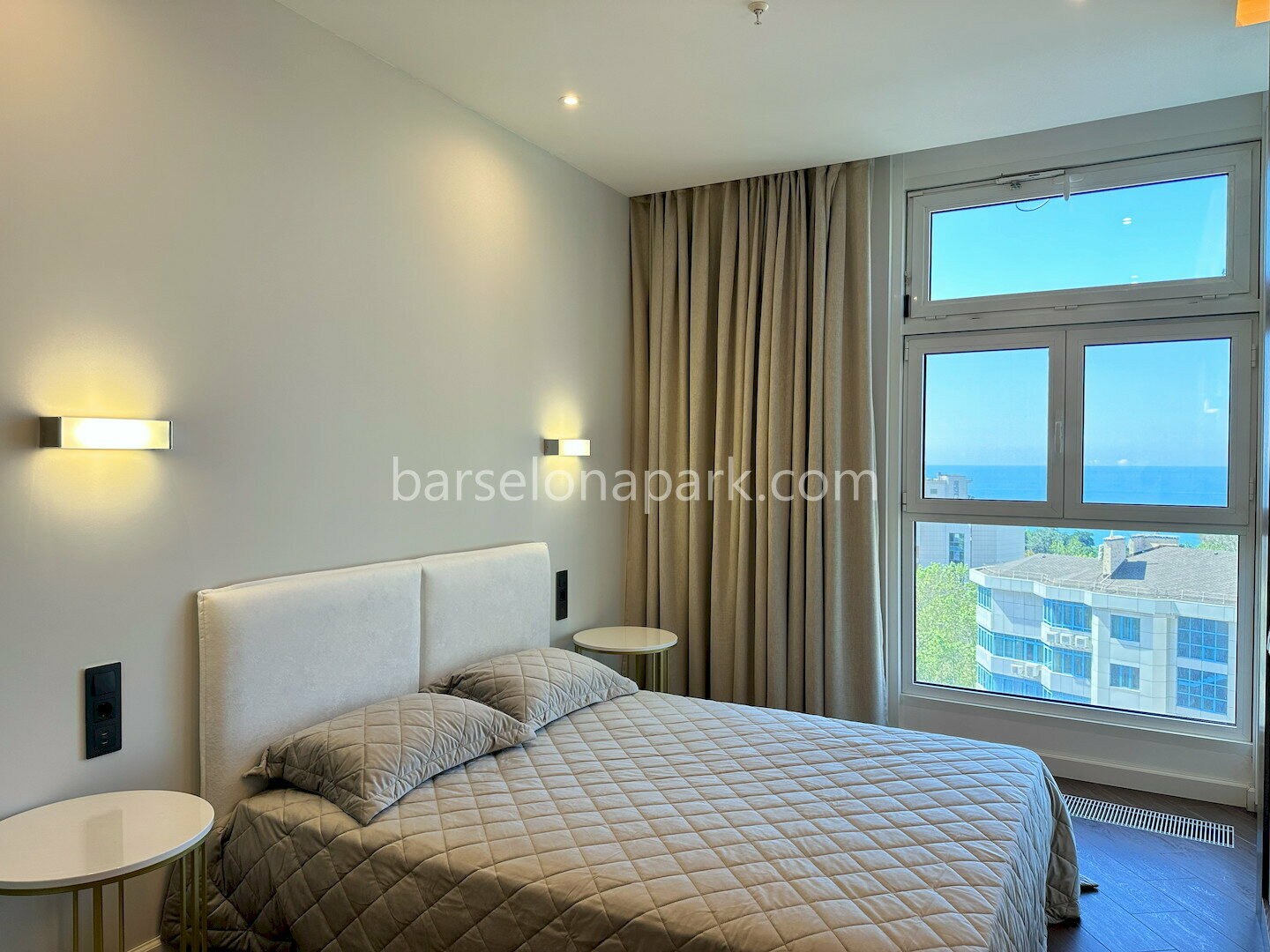 2 комнатный люкс! Прямой вид на море! До пляжа и набережной 5 минут пешком!