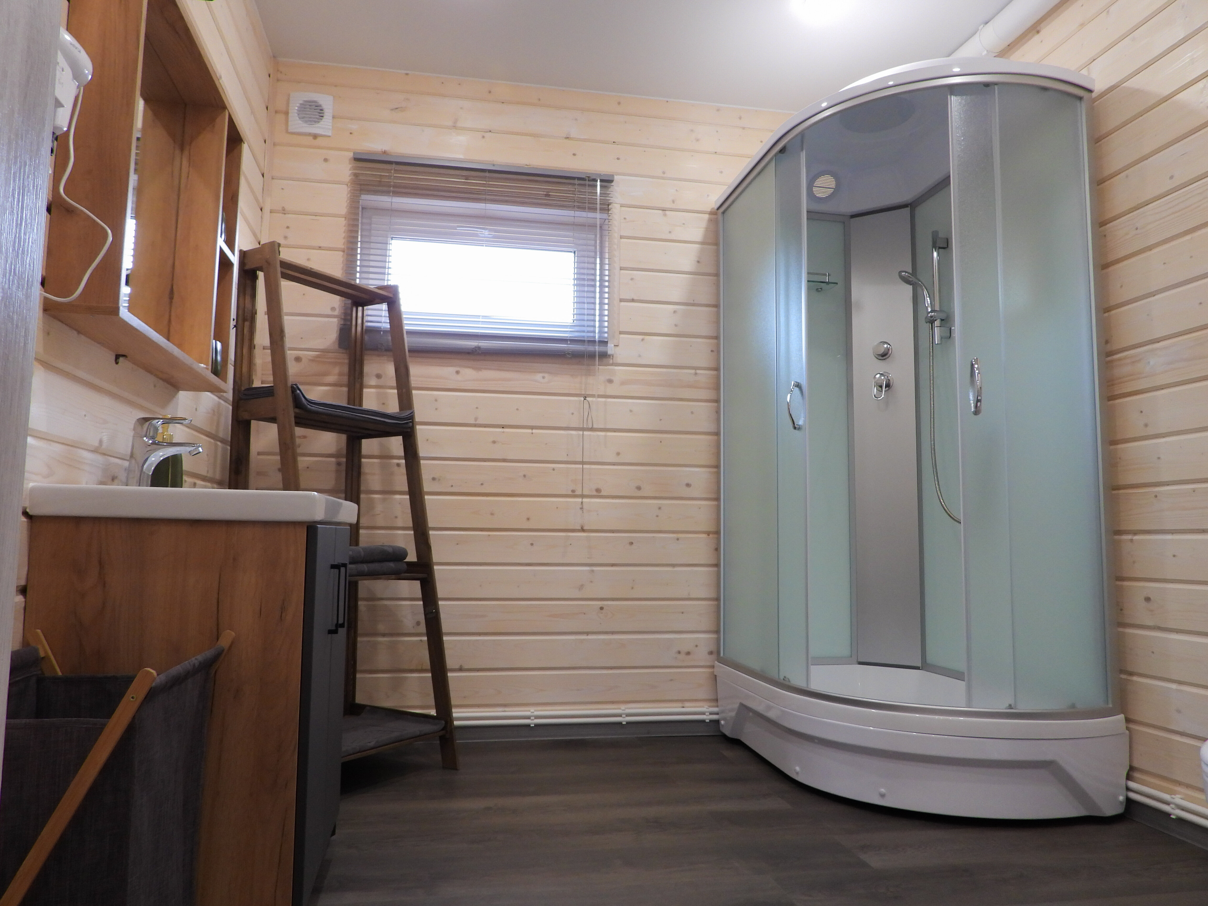 Домик у пруда