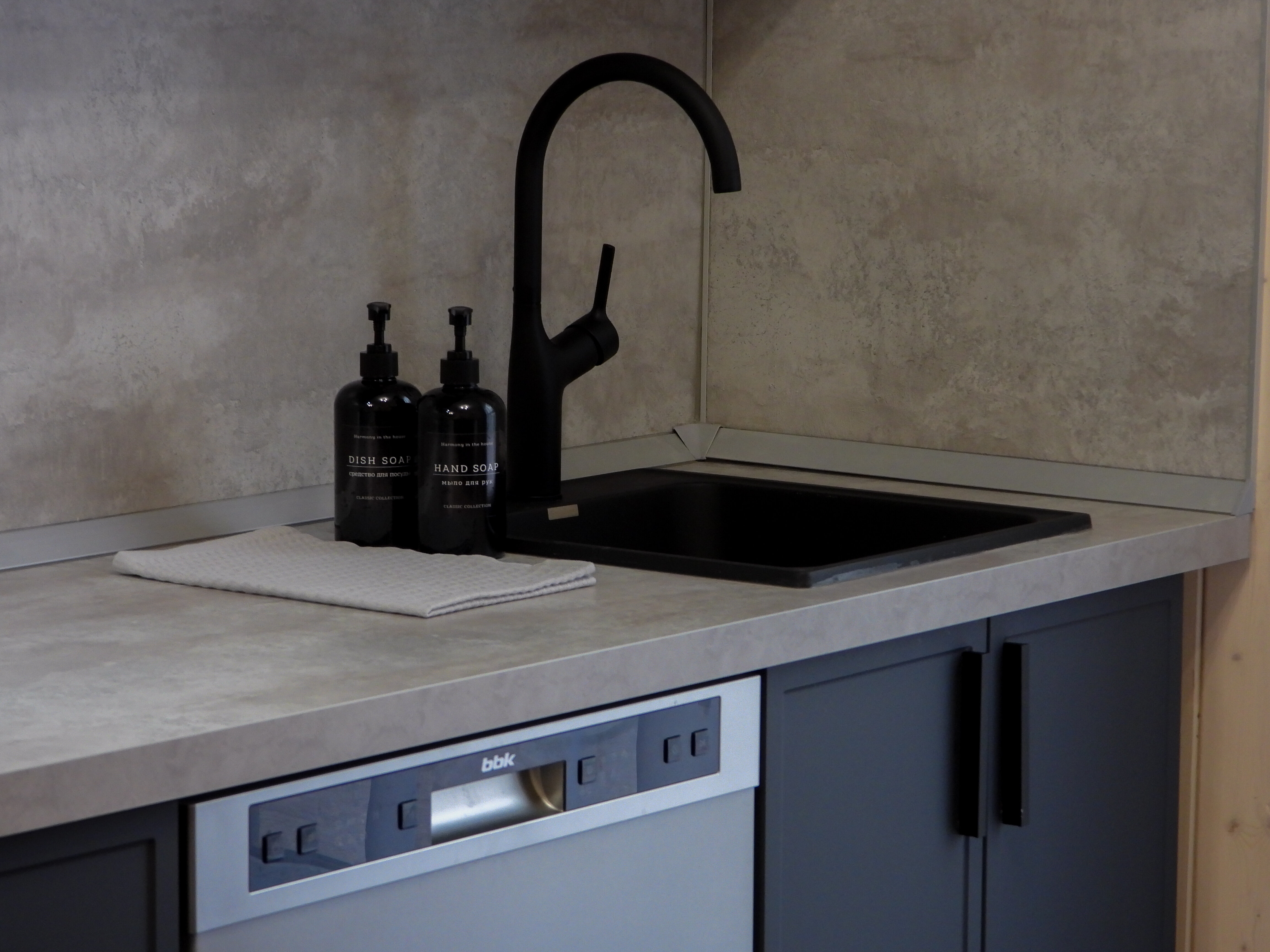 Домик у пруда