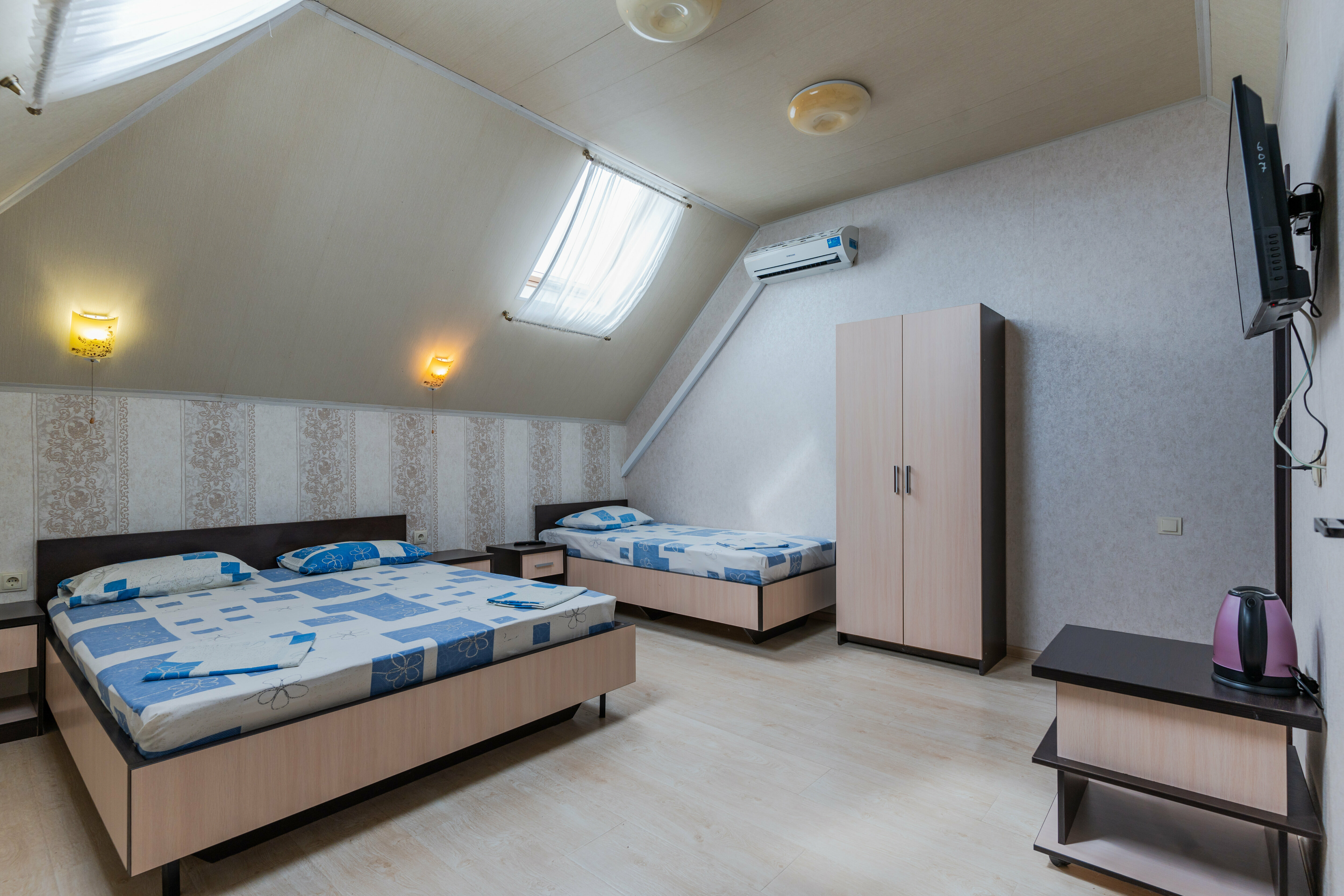 Трехместный номер «Комфорт» с душем