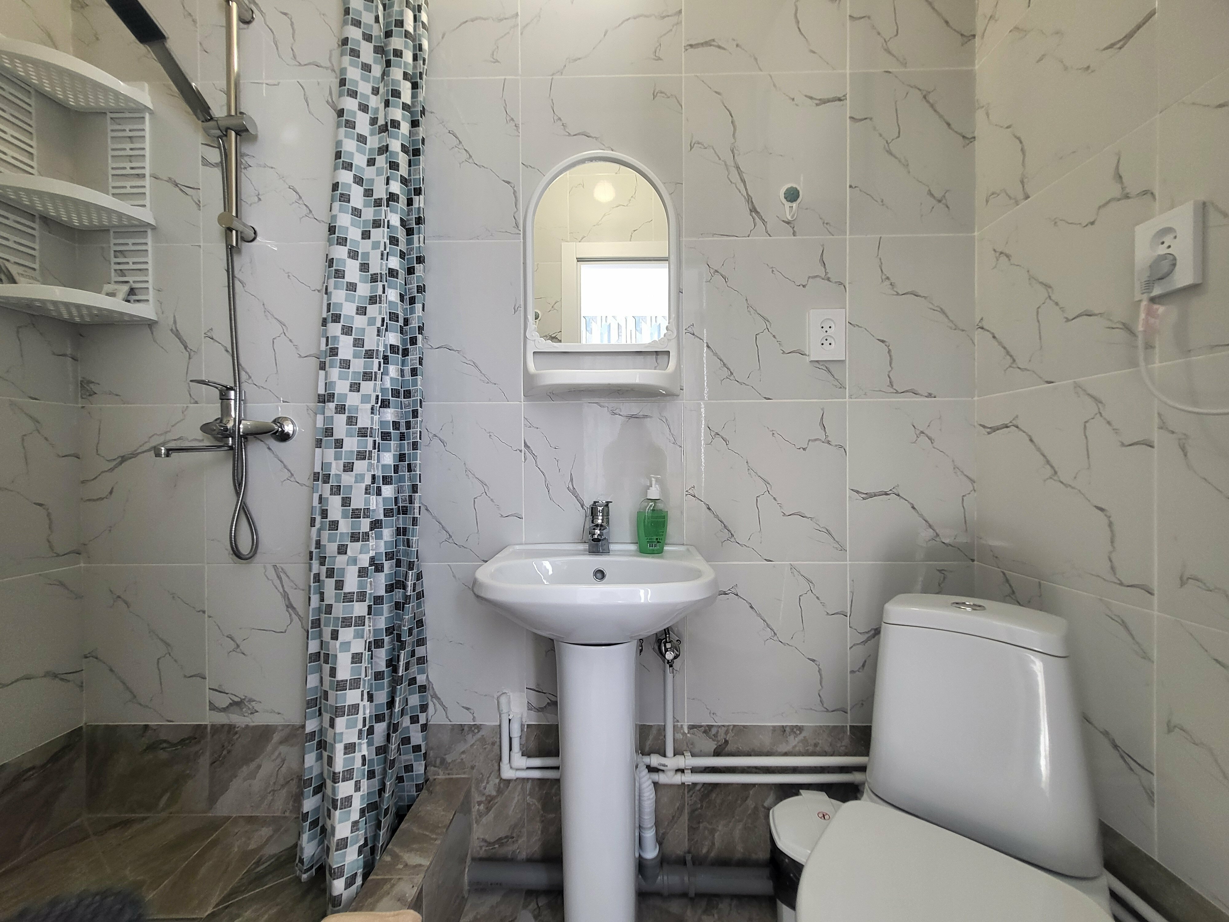 Трехместный номер «Комфорт» с душем