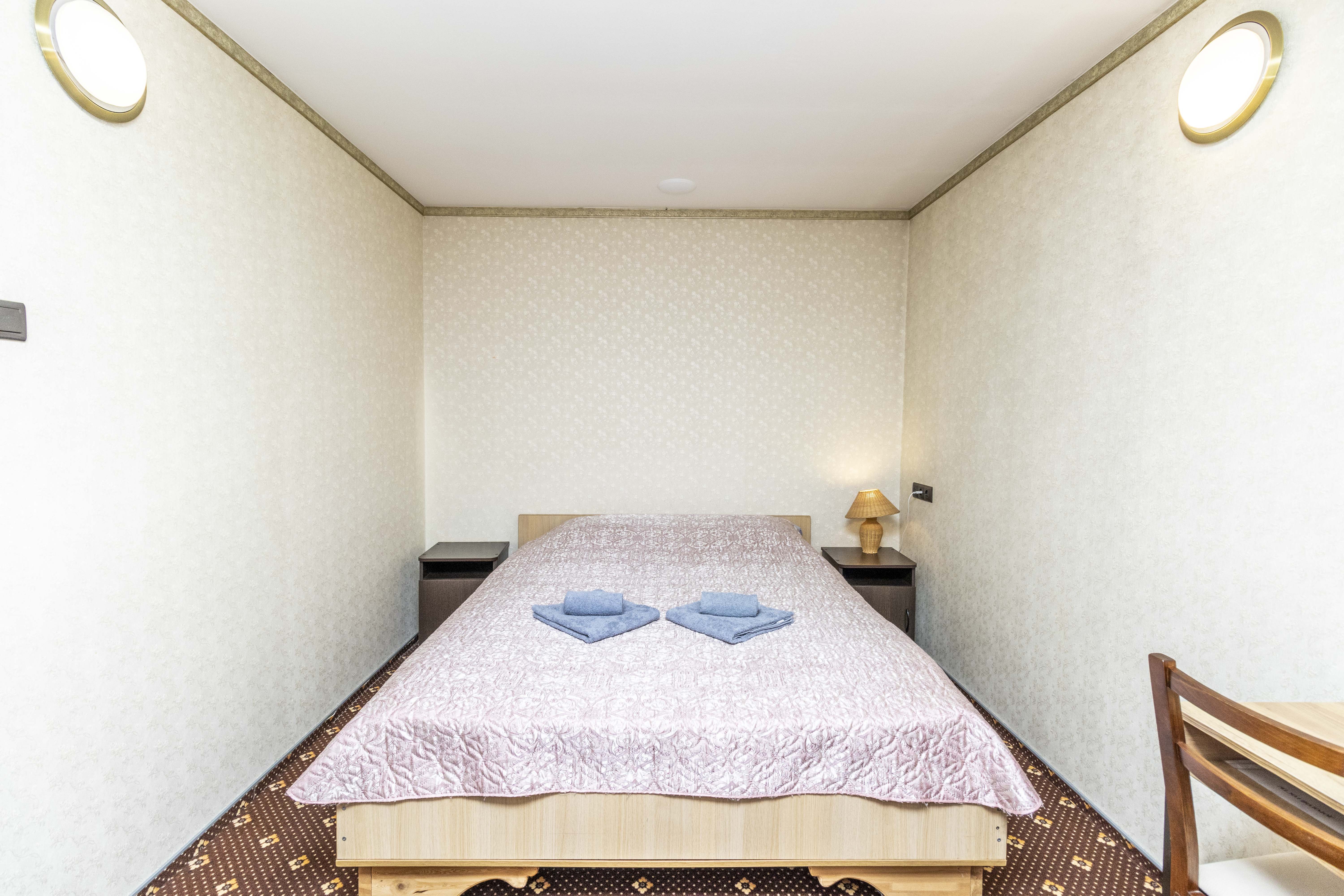 Двухместный номер с двуспальной кроватью и дополнительной кроватью