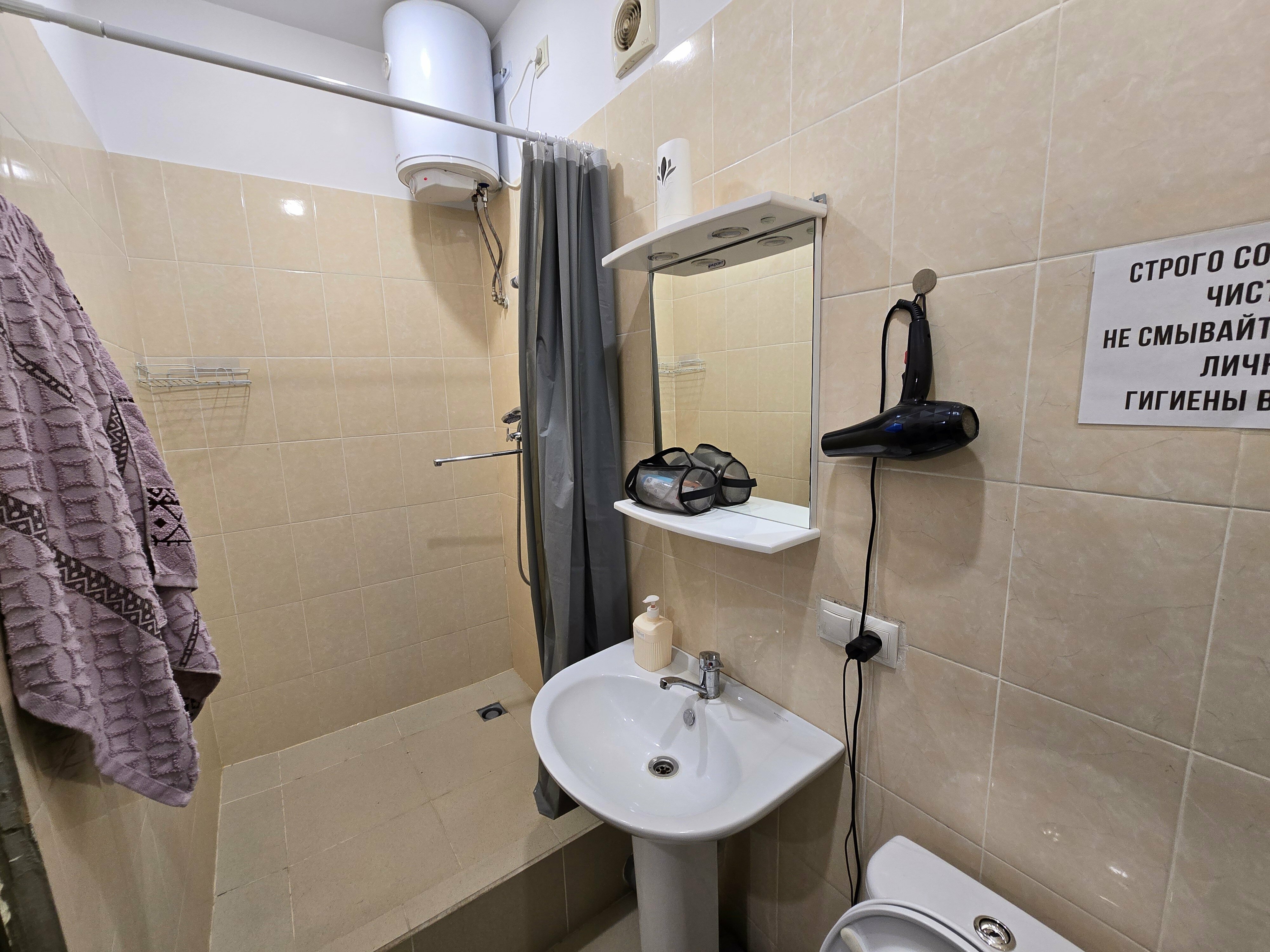 Трехместный номер с собственной ванной комнатой