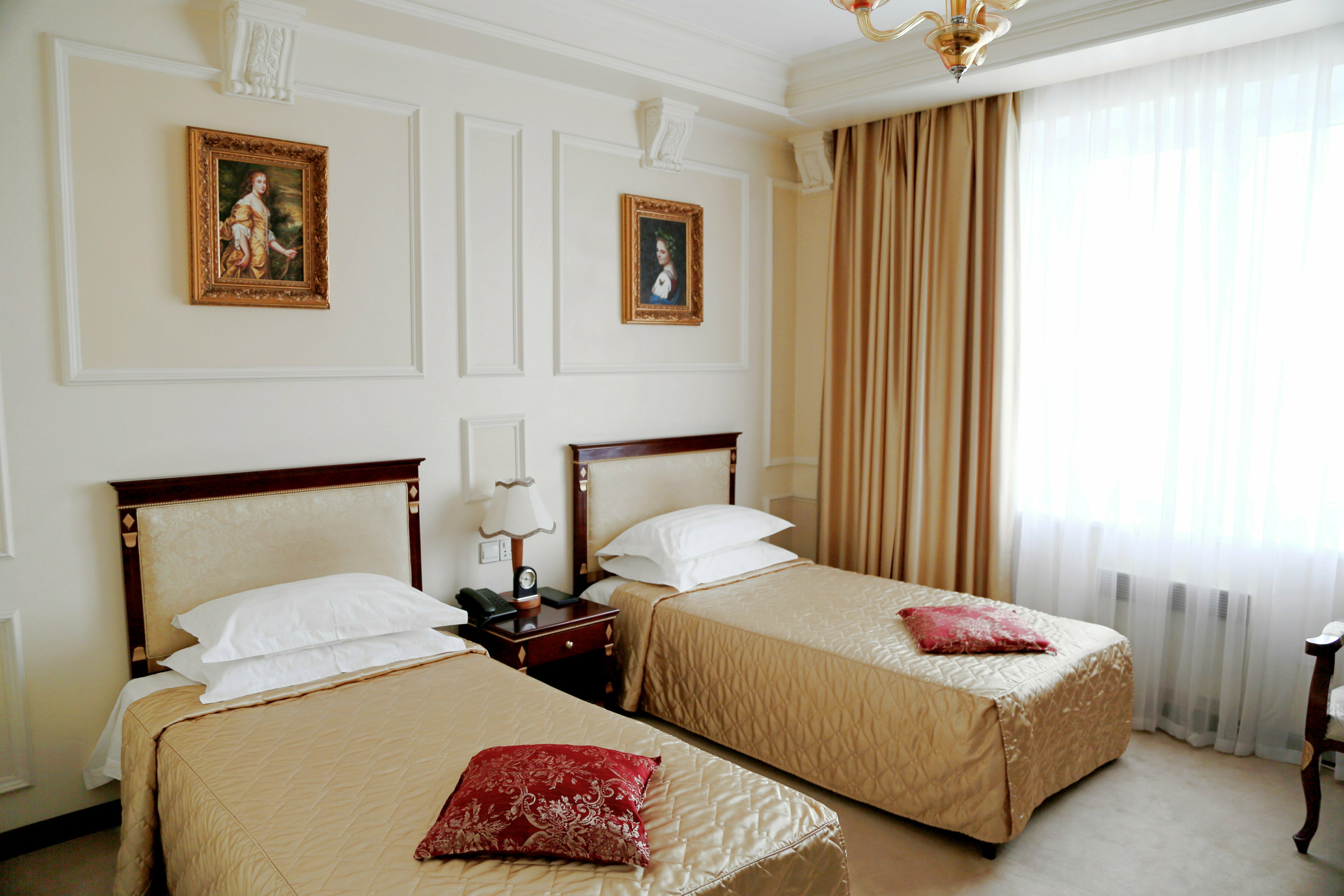 Двухместный номер с 2 отдельными кроватями и боковым видом на море