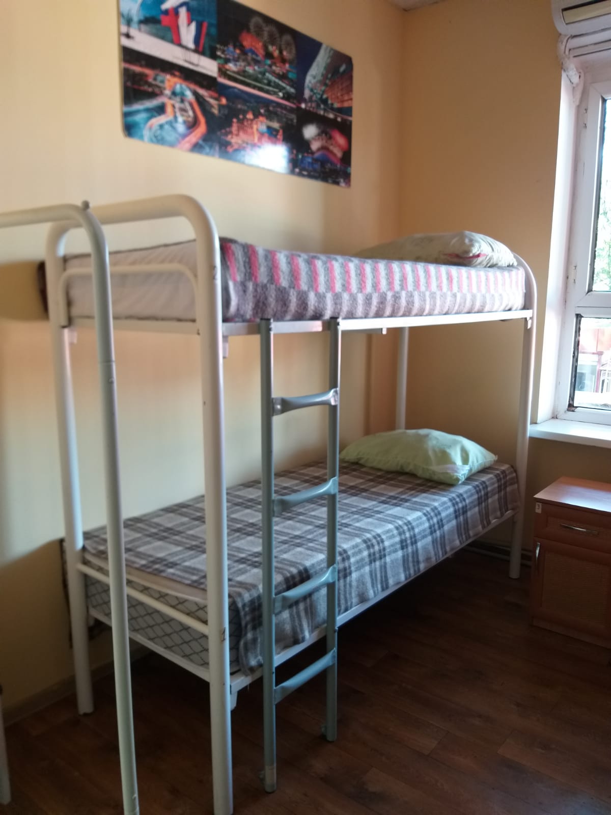 Спальное место на двухъярусной кровати в общем номере для мужчин