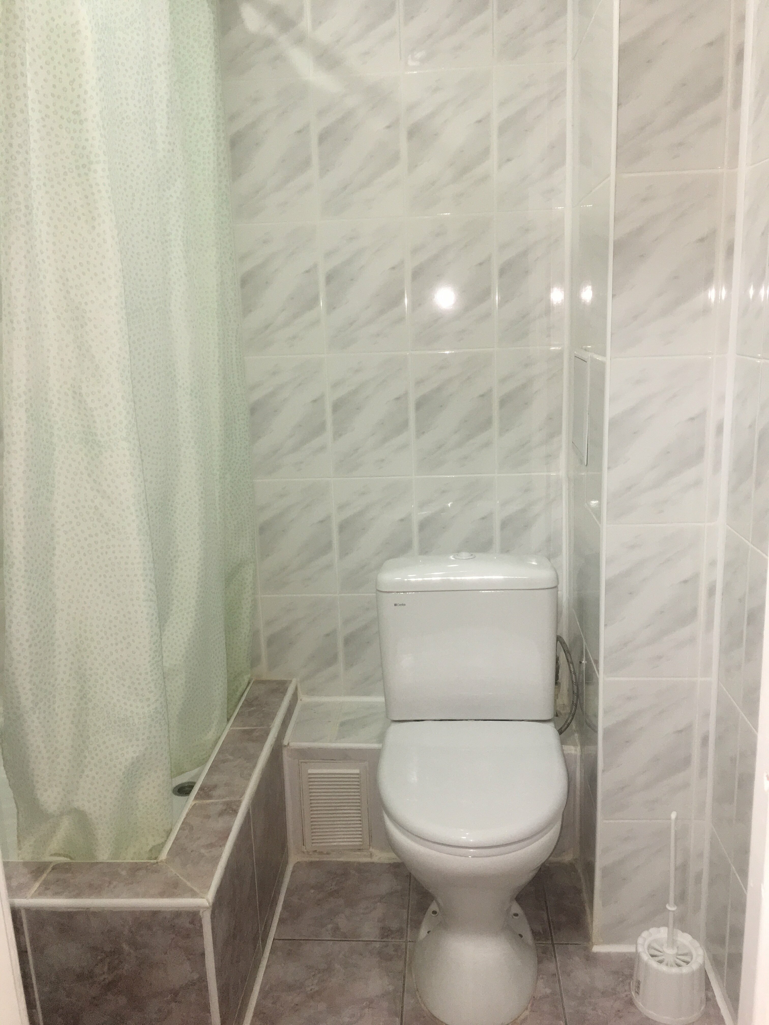 Двухместный номер с 2 отдельными кроватями и общим туалетом