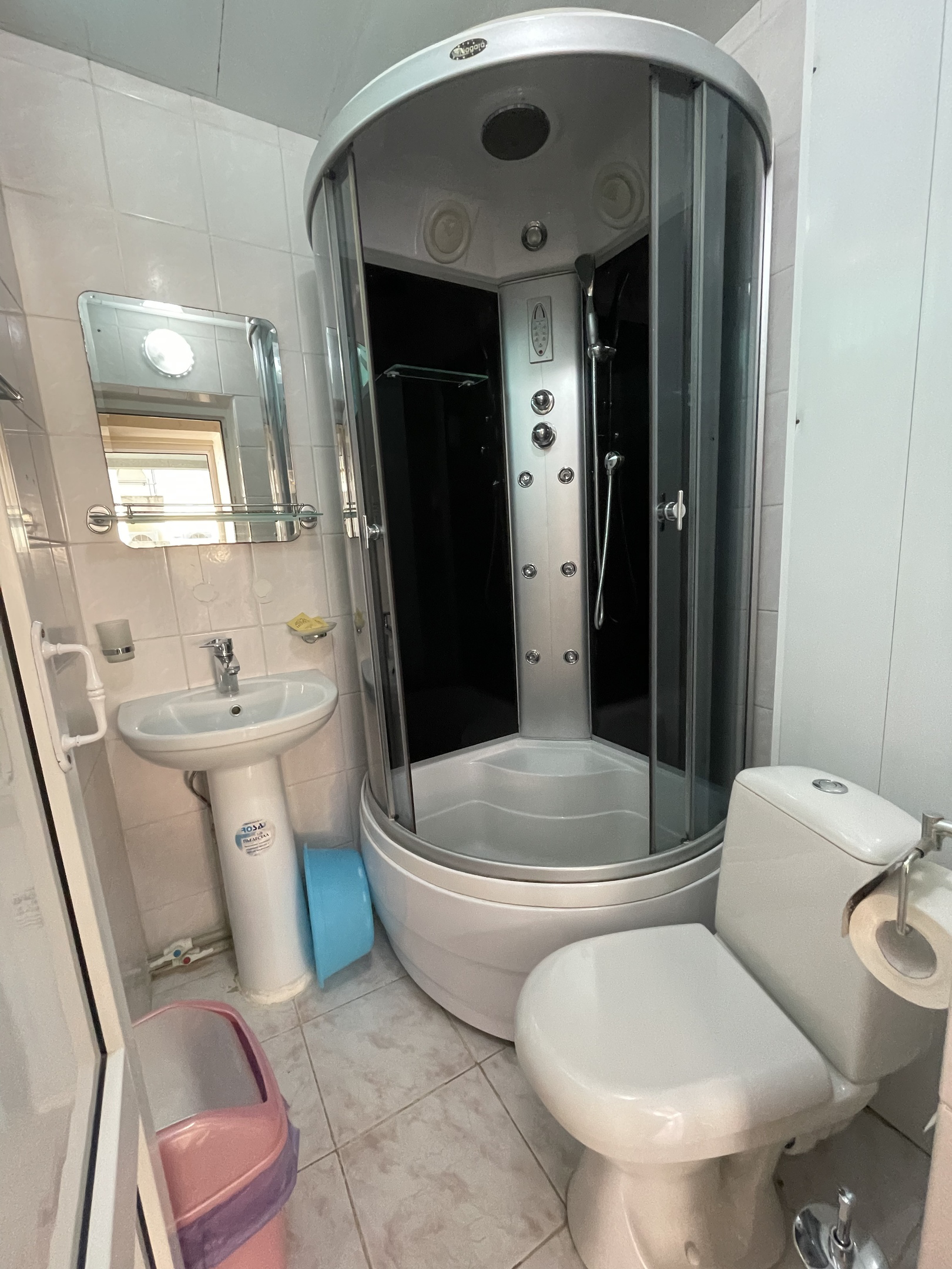 Двухместная комната с балконом и видом во внутренний двор (2 односпальные кровати)