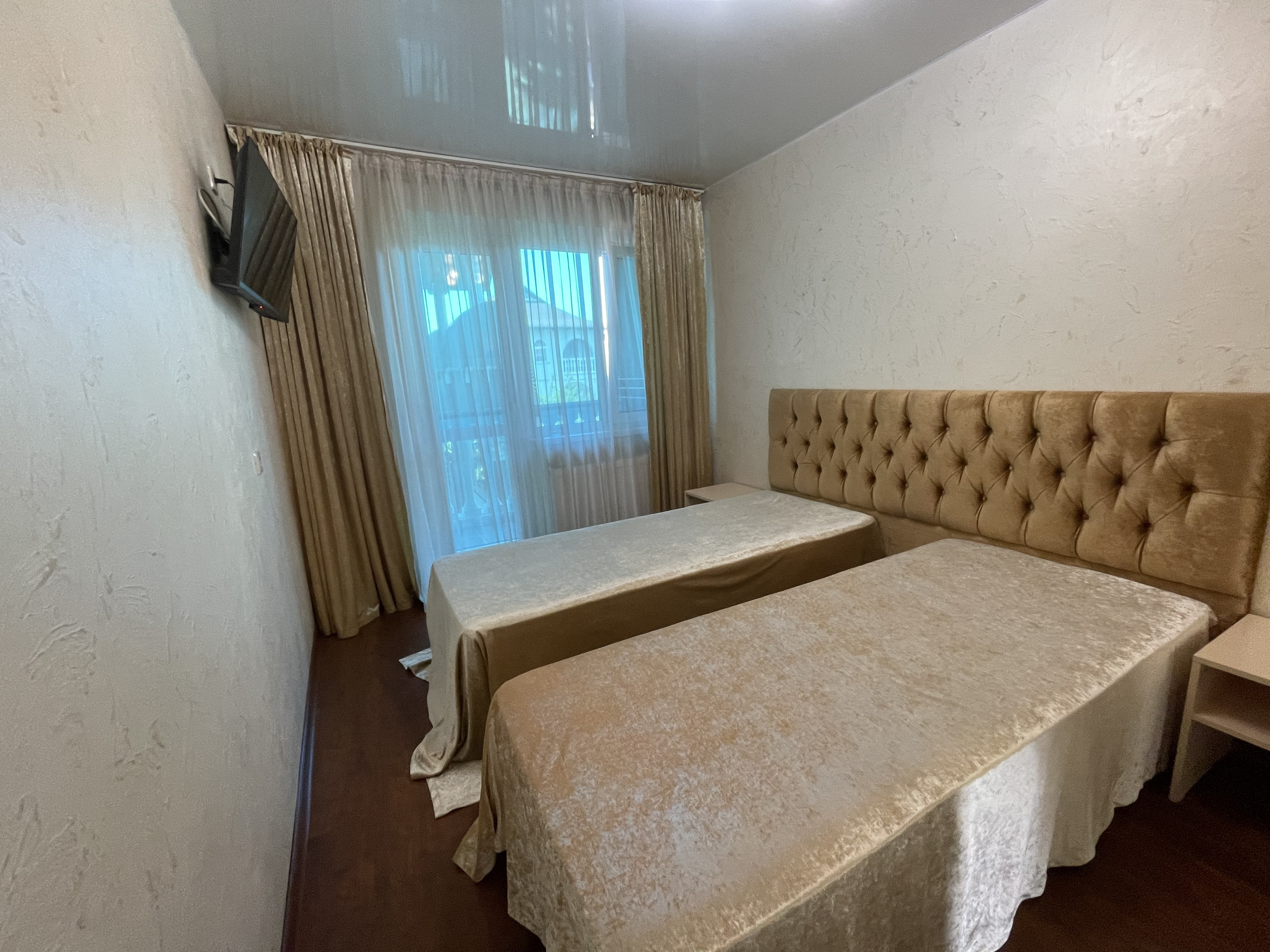 Двухместная комната с балконом и видом во внутренний двор (2 односпальные кровати)