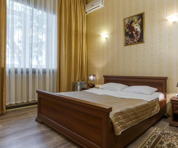 Люкс с двуспальной кроватью и диваном