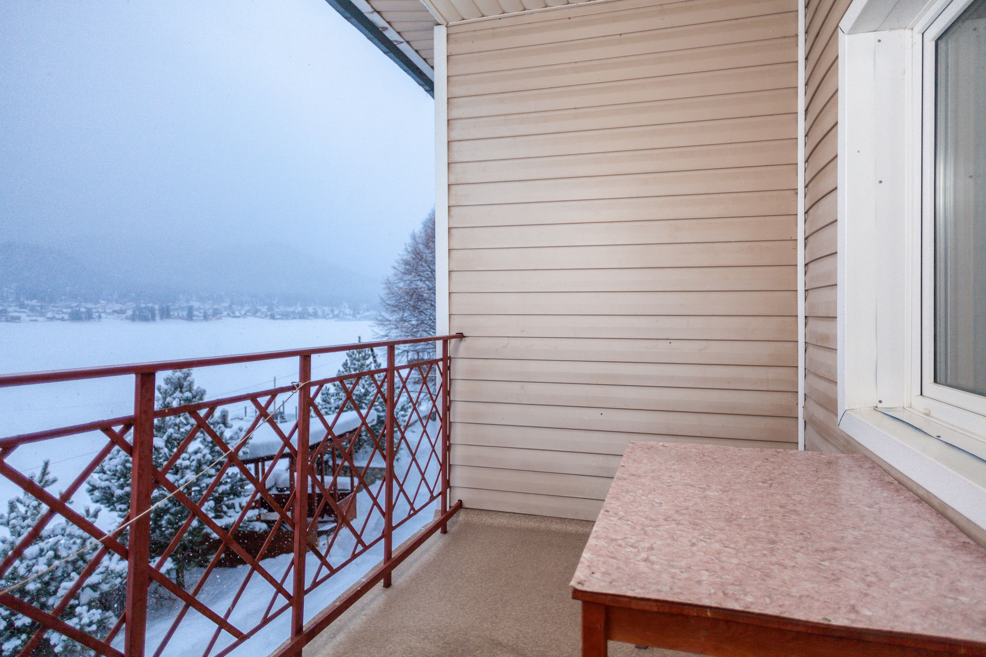 Стандарт с общим туалетом, балкон с видом на озеро