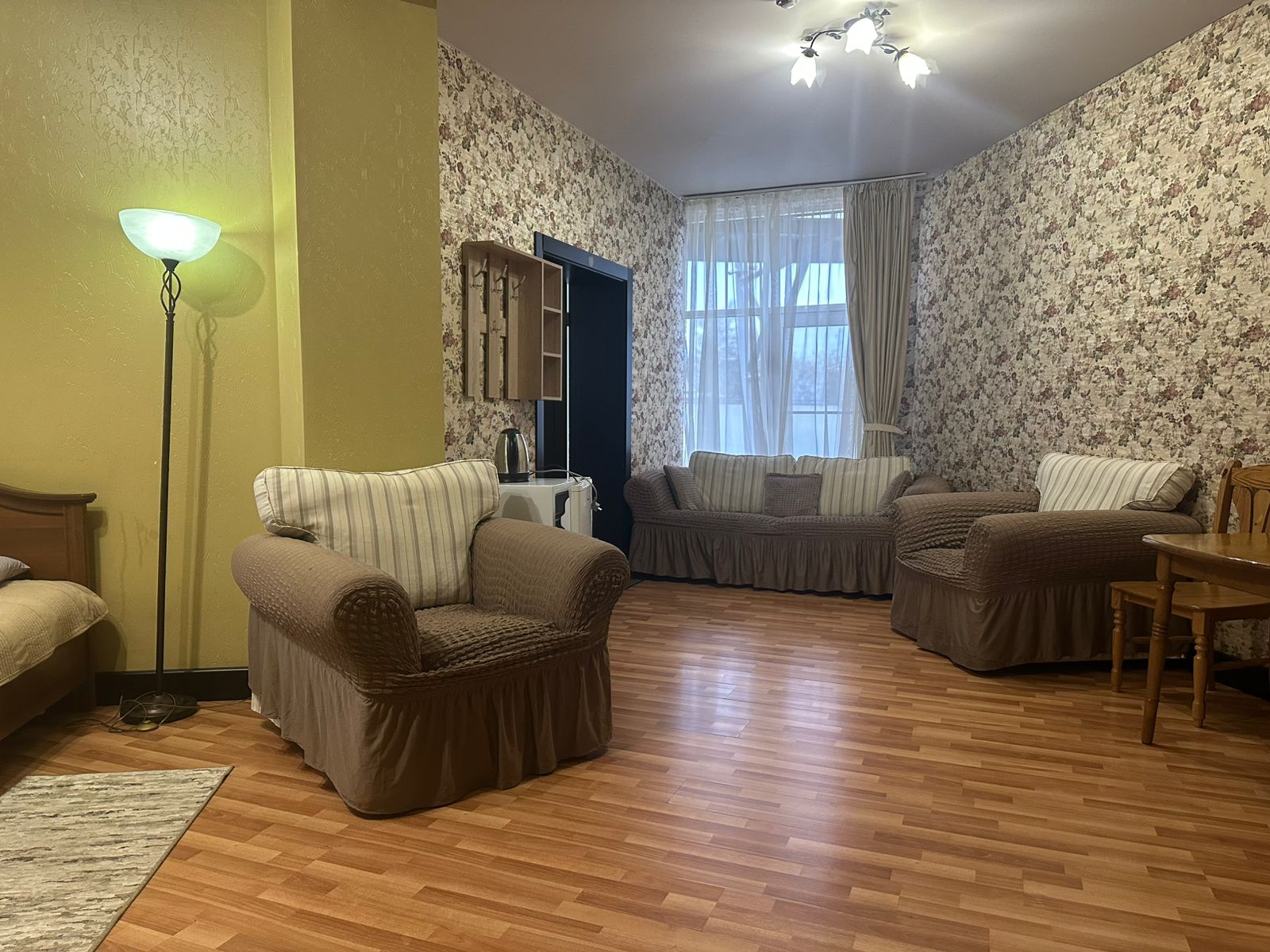 Двухместный улучшенный номер с большой кроватью