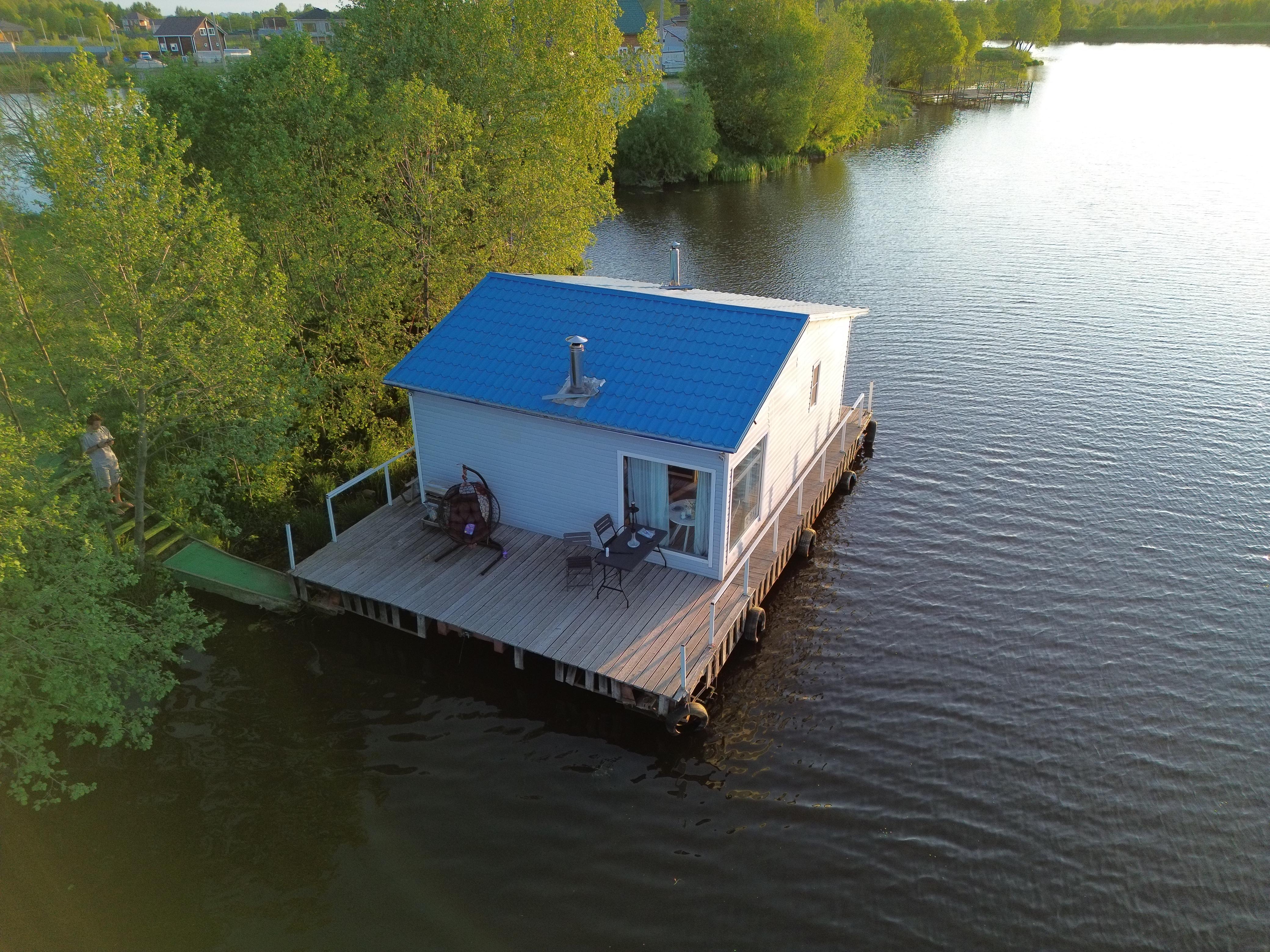 Дом на воде (Хаусбот) с баней и камином
