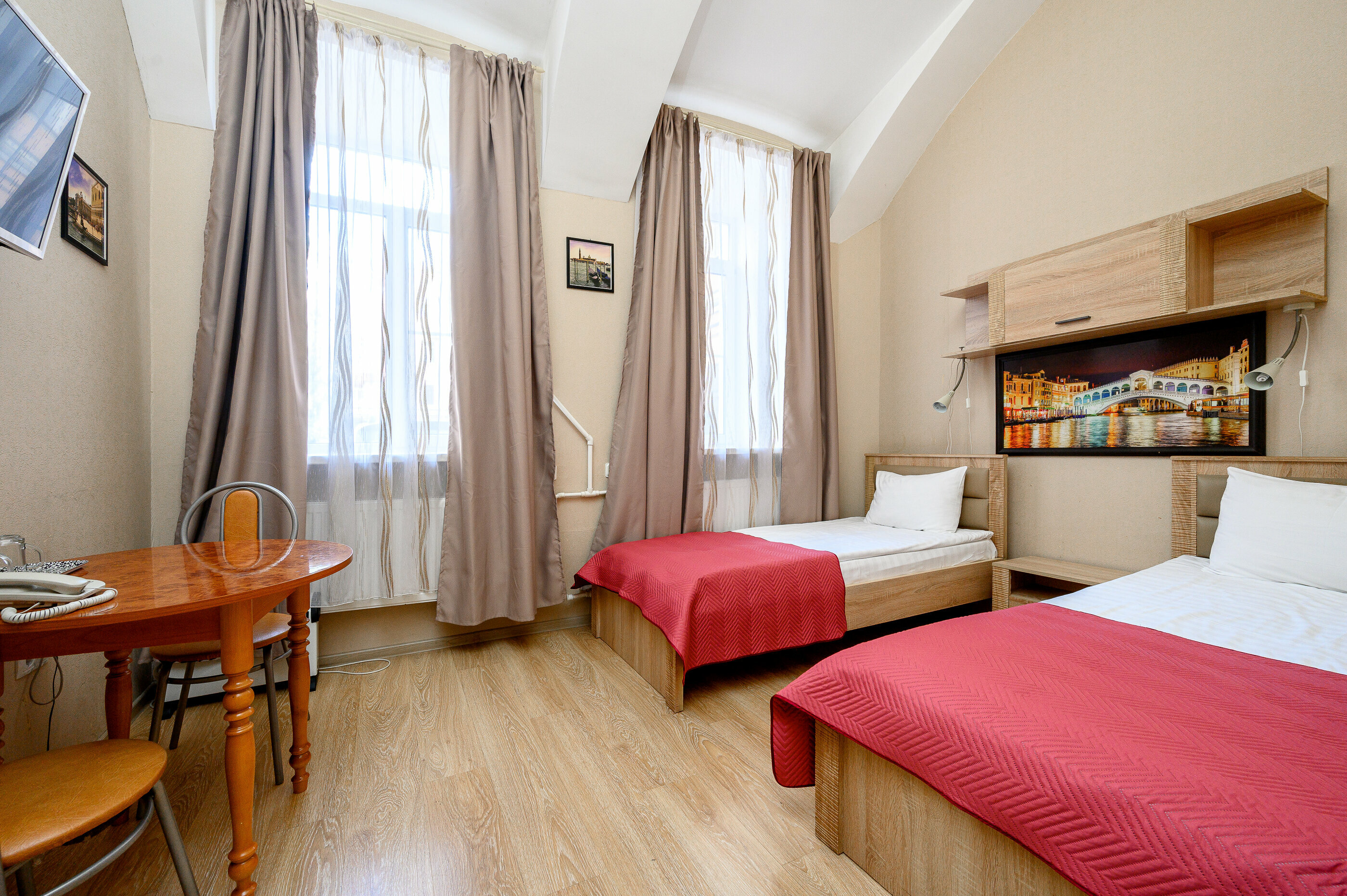 Стандартный улучшенный двухместный номер с одной большой или двумя односпальными кроватями