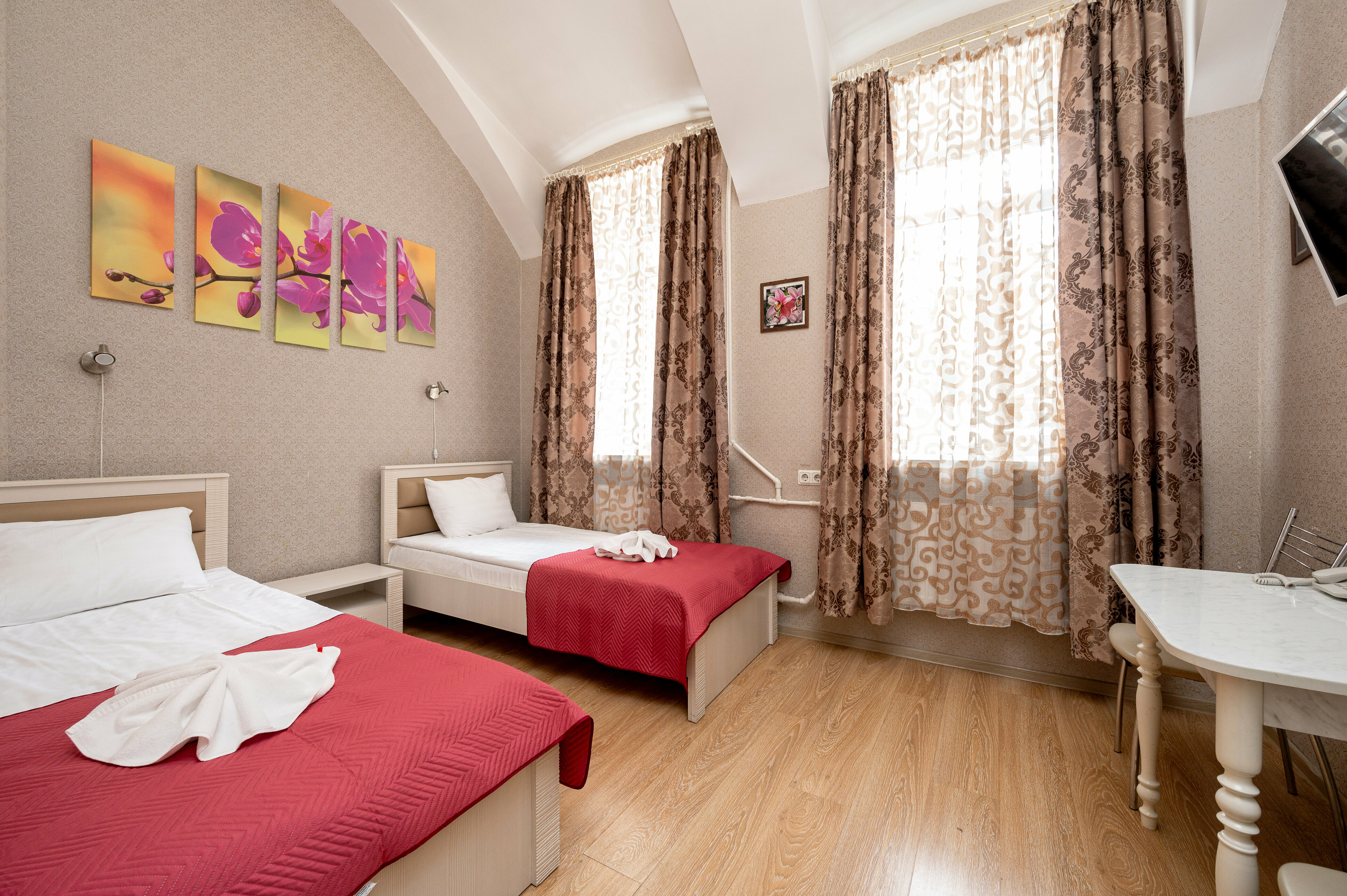 Стандартный улучшенный двухместный номер с одной большой или двумя односпальными кроватями