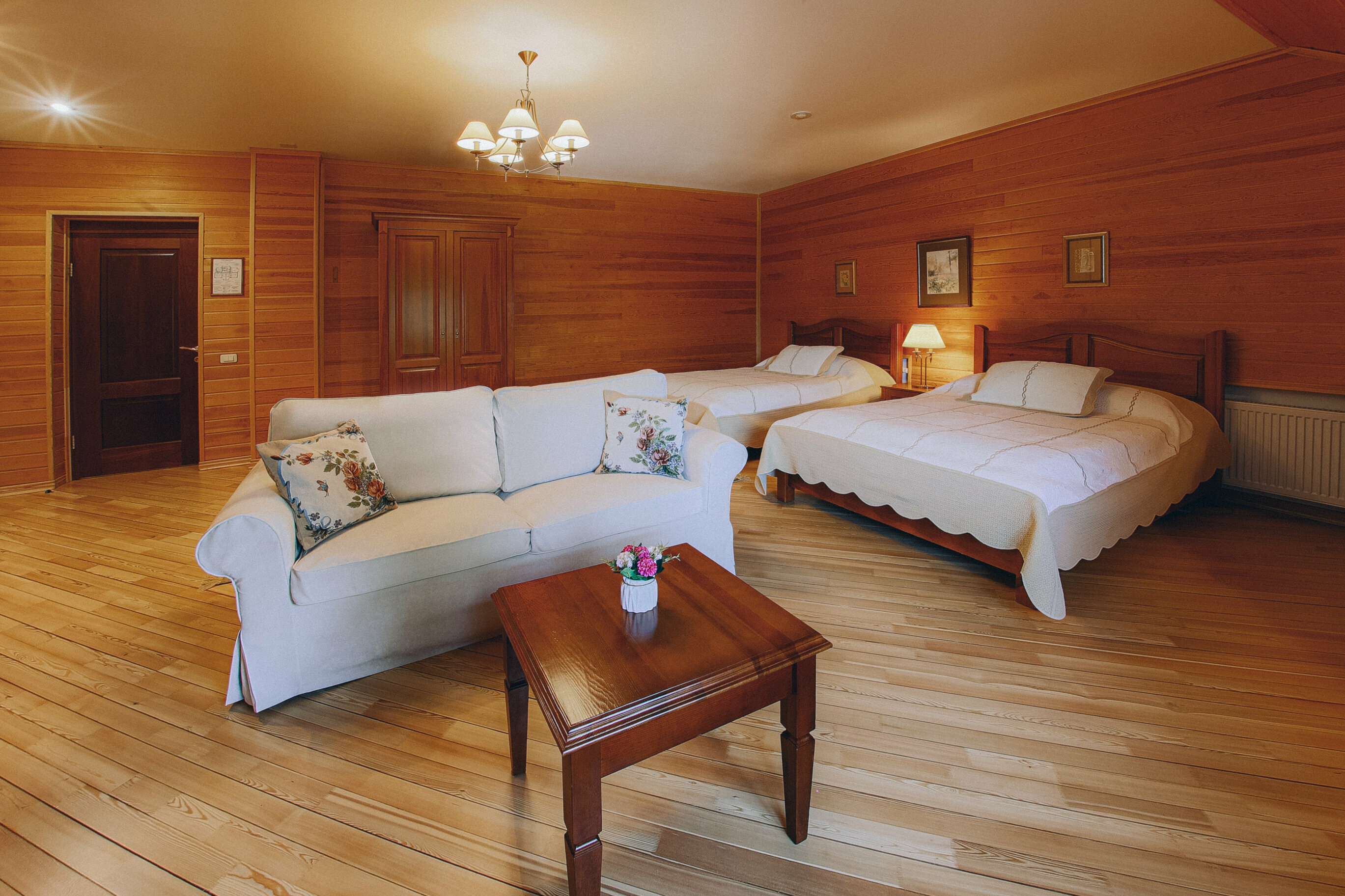 Просторный двухместный номер с 2 отдельными кроватями