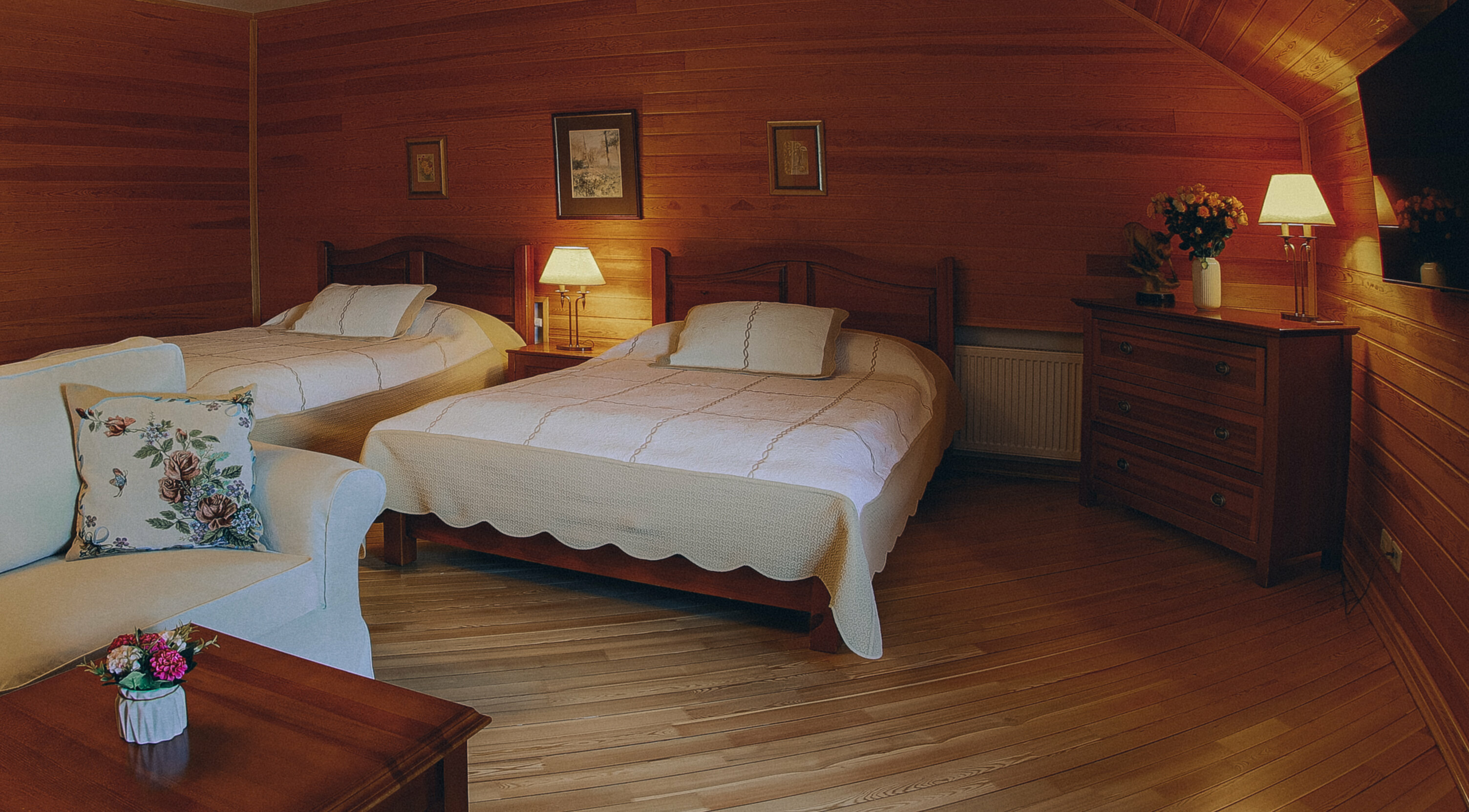 Просторный двухместный номер с 2 отдельными кроватями