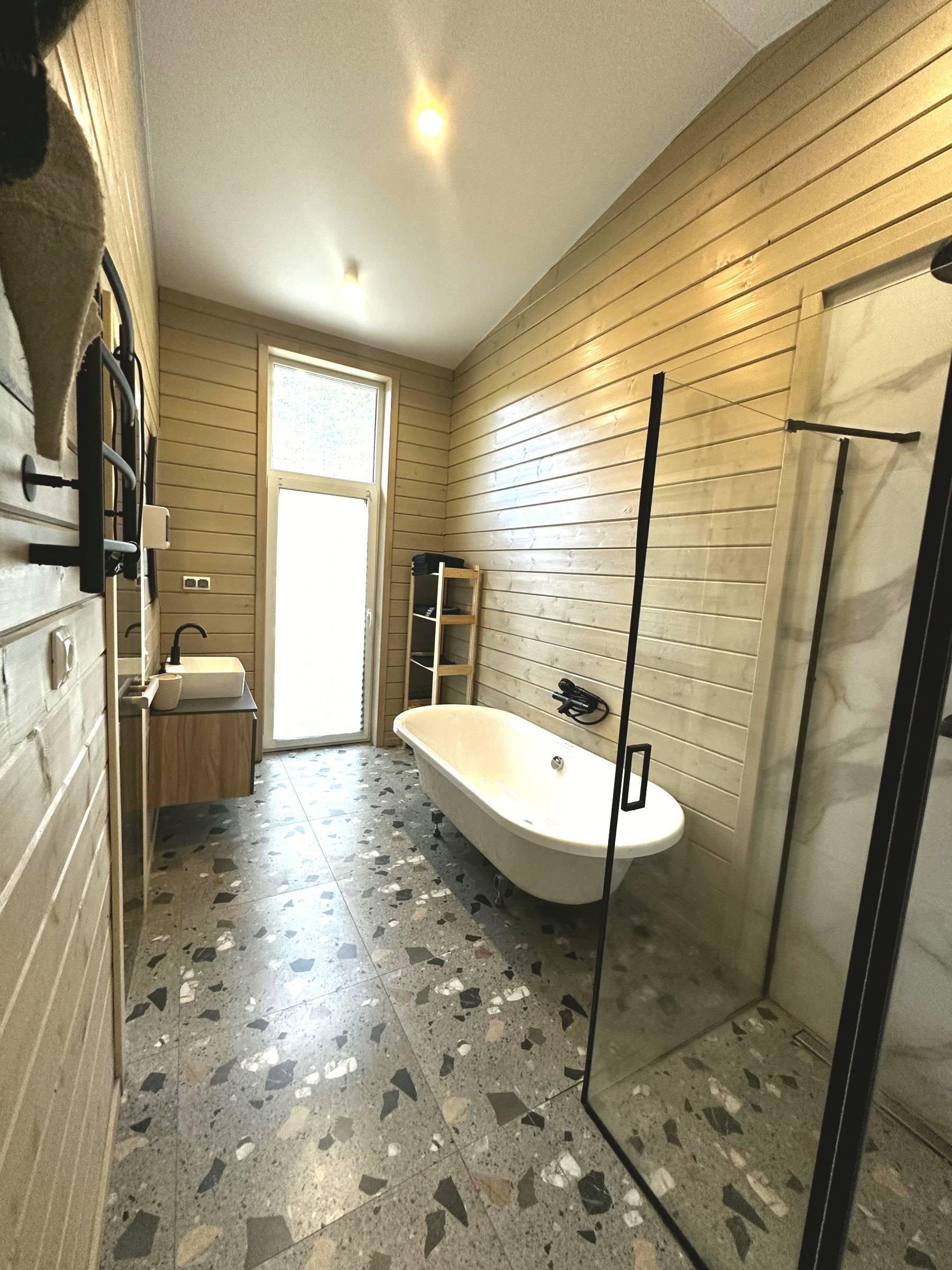 Коттедж с видом на лес купелью и сауной