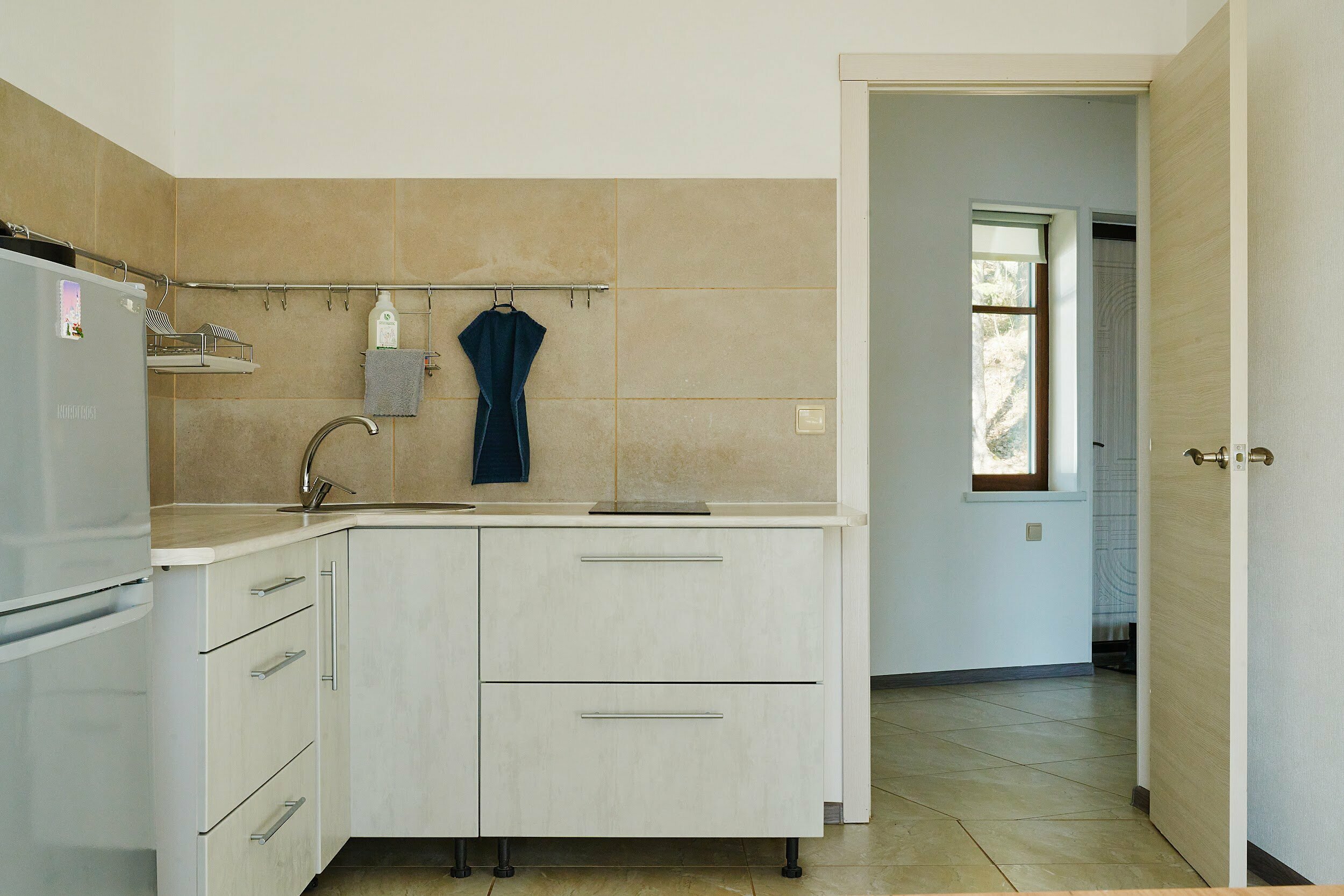 Четырехместный коттедж на берегу залива с двумя диванами и большой кроватью