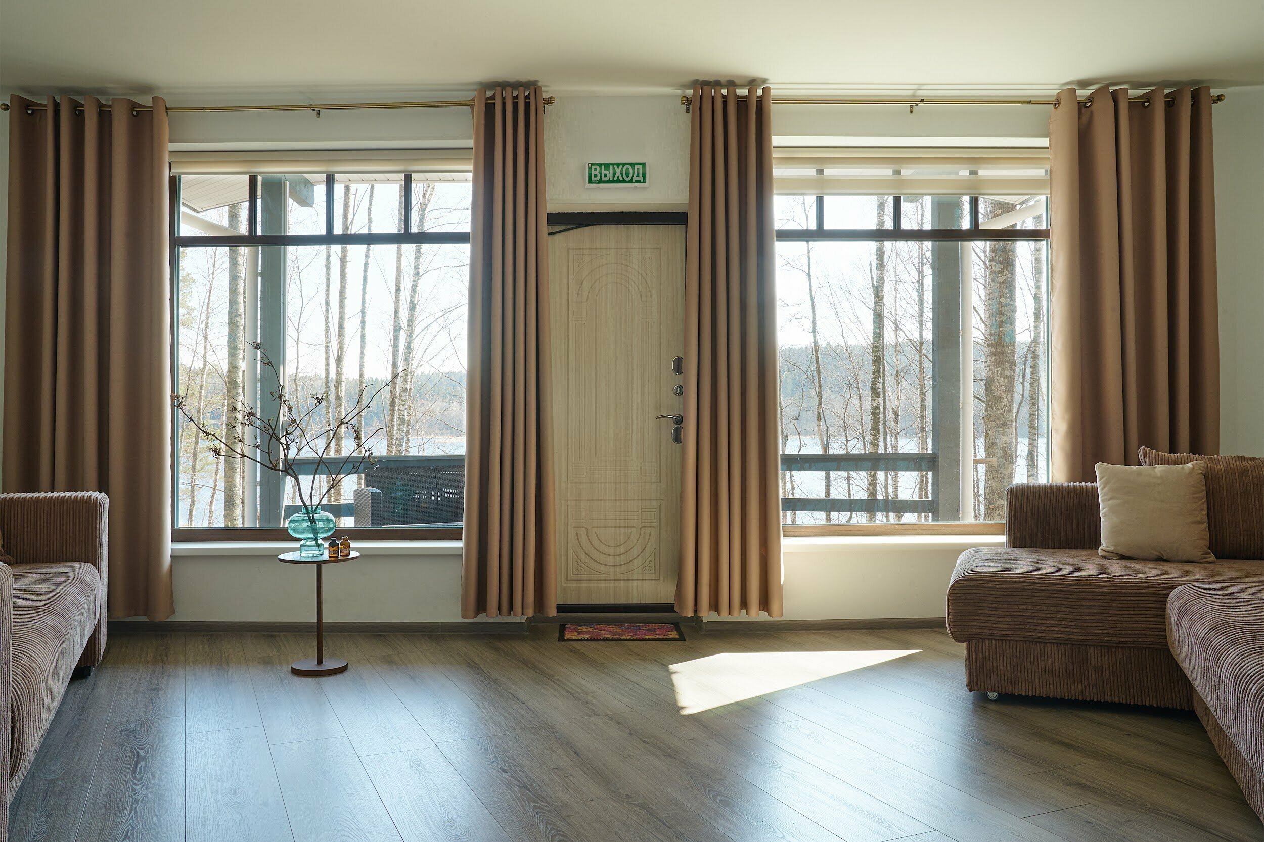 Четырехместный коттедж на берегу залива с двумя диванами и большой кроватью