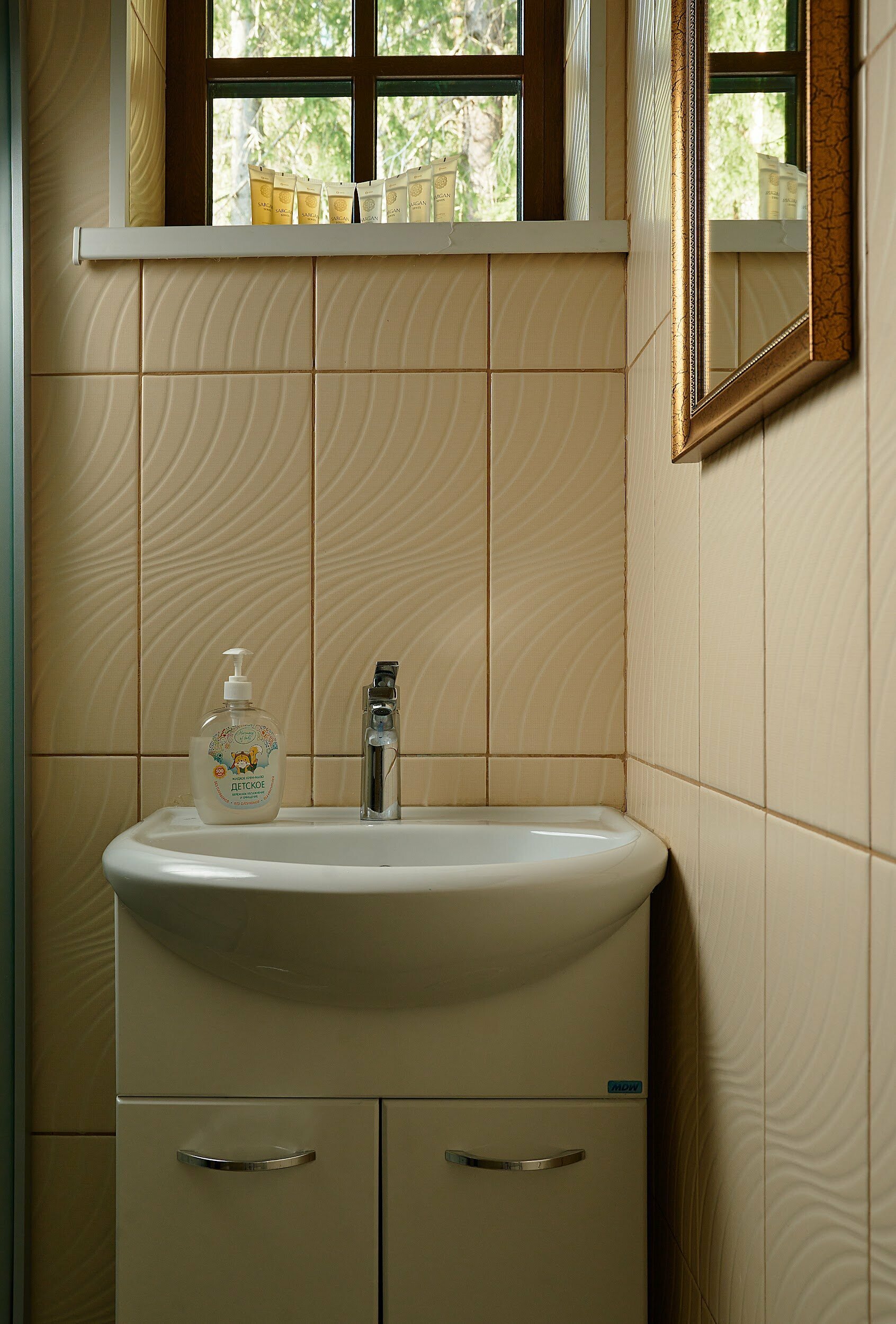 Четырехместный коттедж на берегу залива с двумя диванами и 2 раздельными кроватями