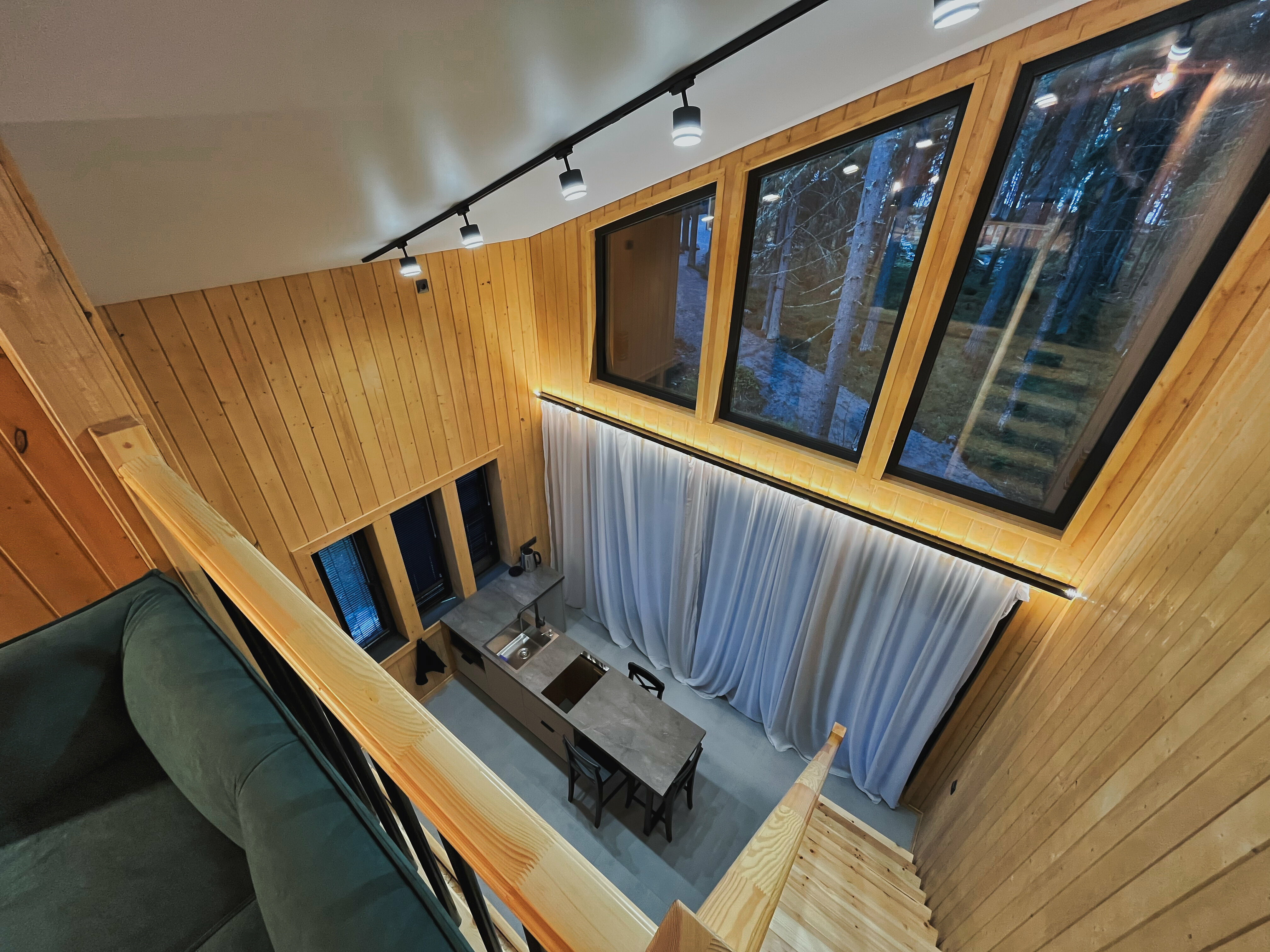 Трехместный номер с видом на озеро