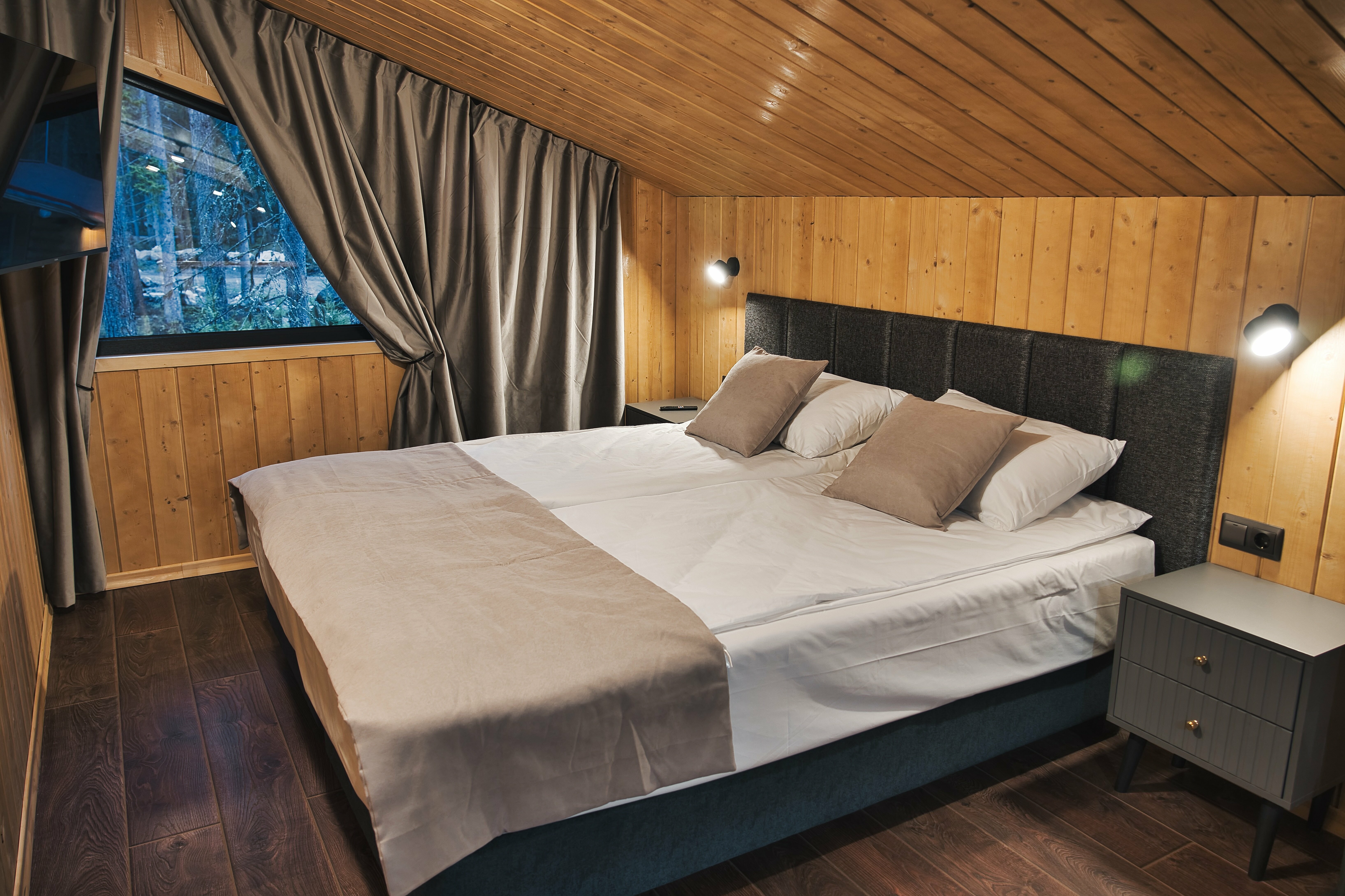 Трехместный номер с видом на озеро