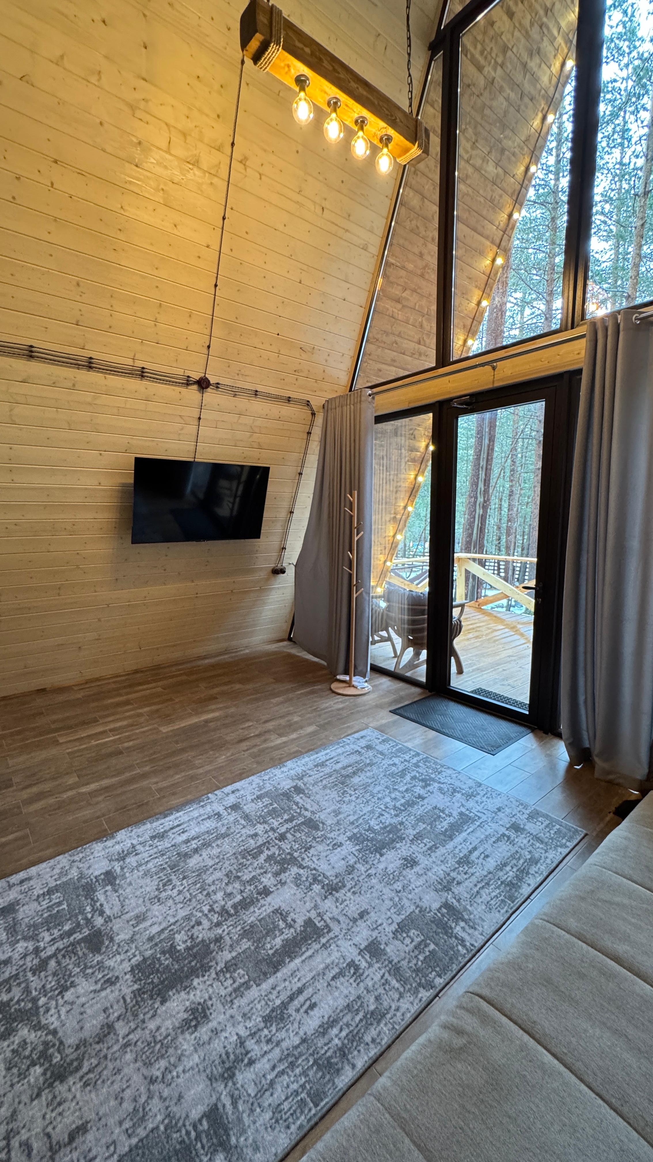 Шале с видом на хвойный лес