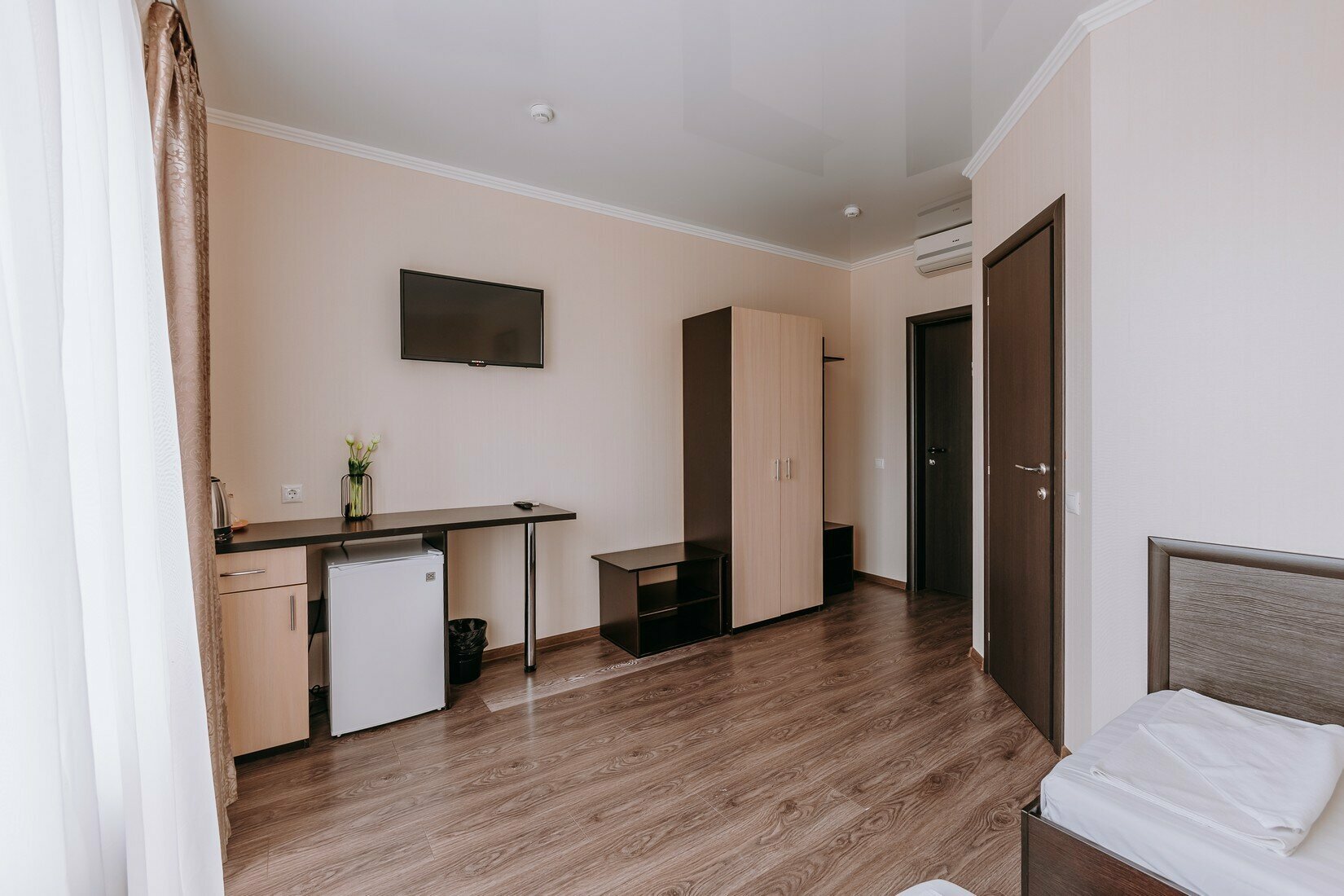 Эконом двухместный 2 односпальные кровати с видом на здание