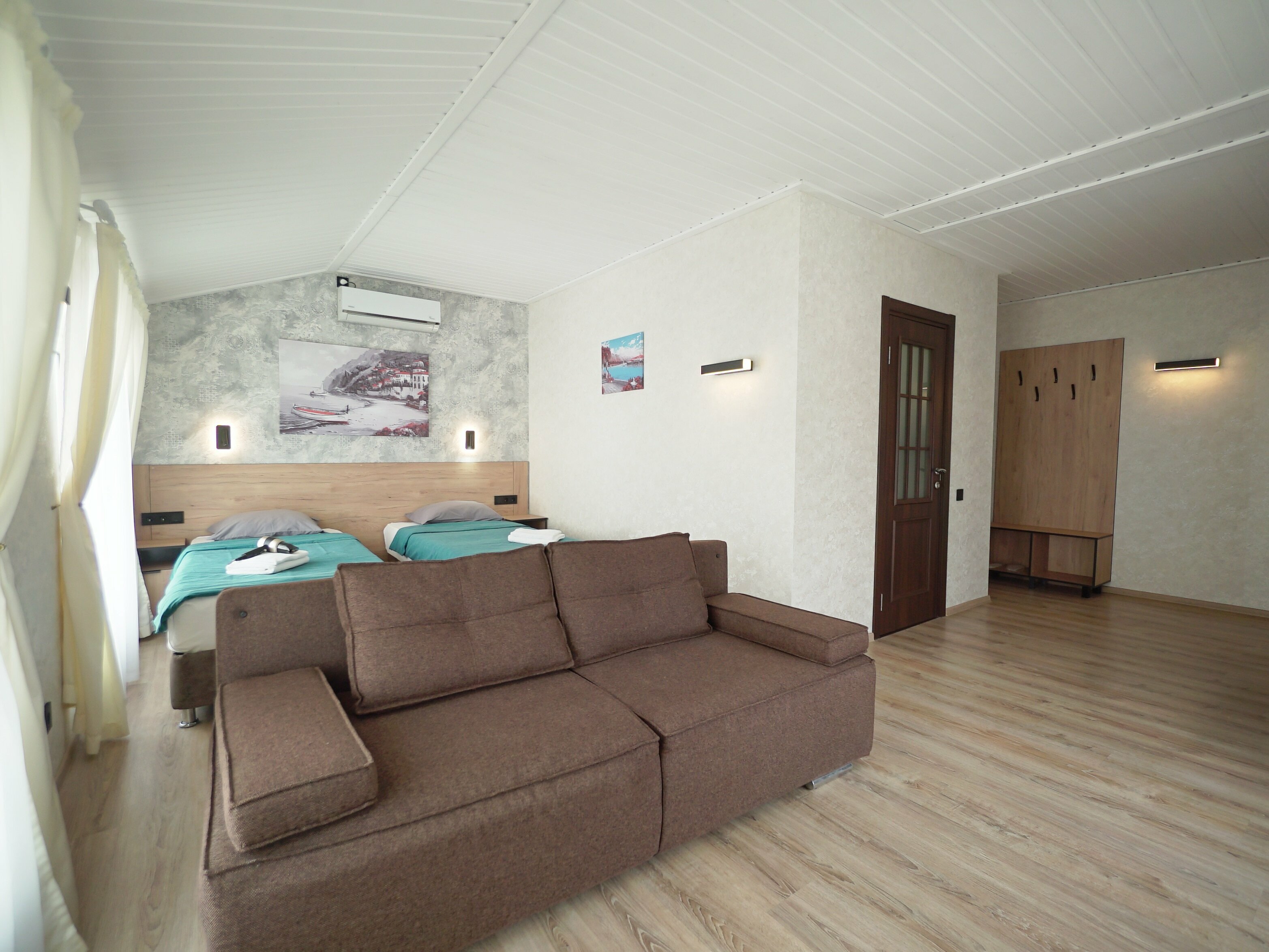 Двухместный номер с большой кроватью или двумя односпальными кроватями КОМФОРТ ПЛЮС