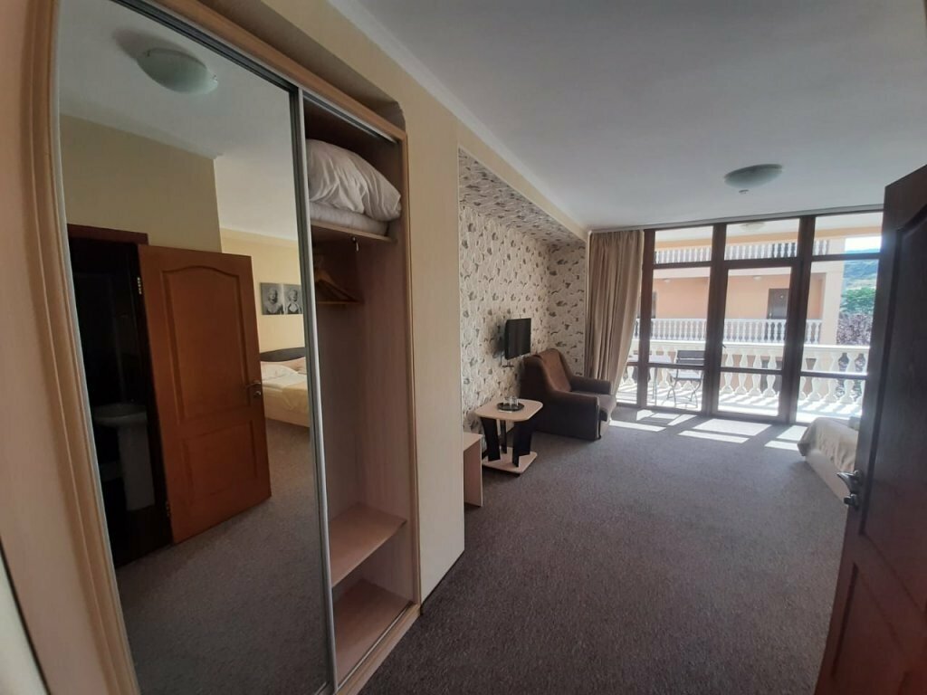 Улучшенный трехместный номер