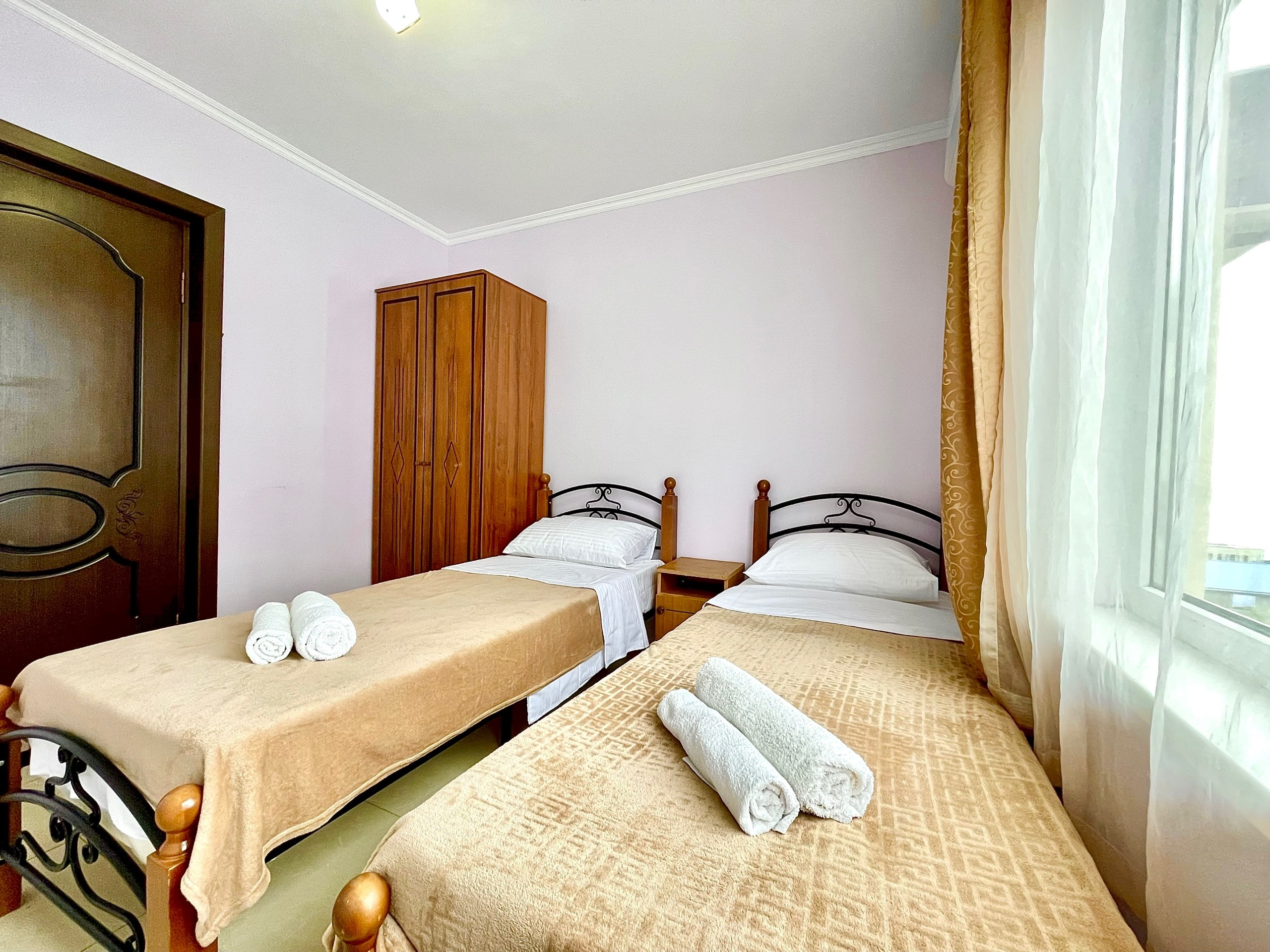 Двухместный номер с 1 кроватью или 2 отдельными кроватями и общей ванной комнатой