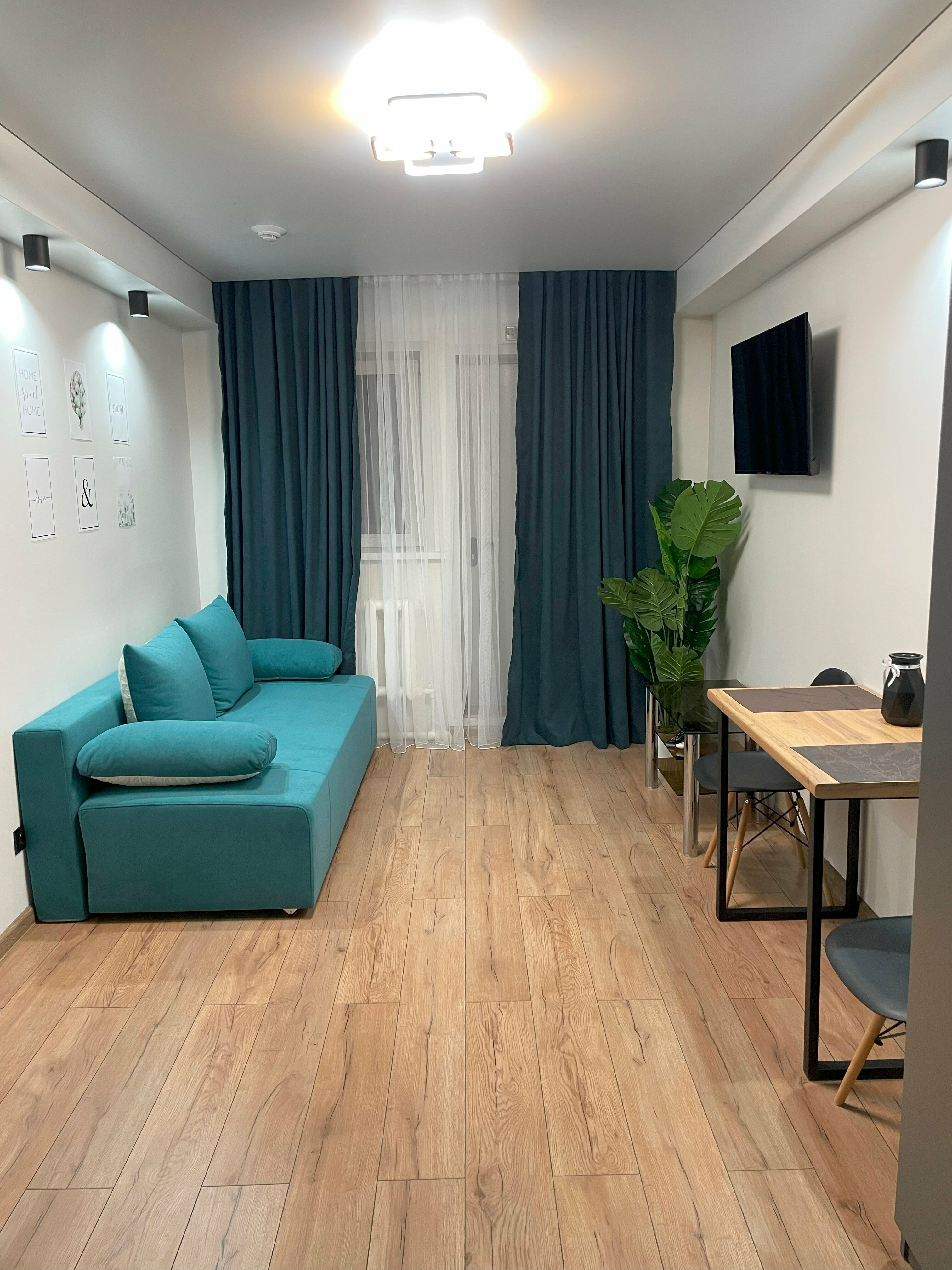 Стандартный номер с 2 односпальными кроватями и диваном