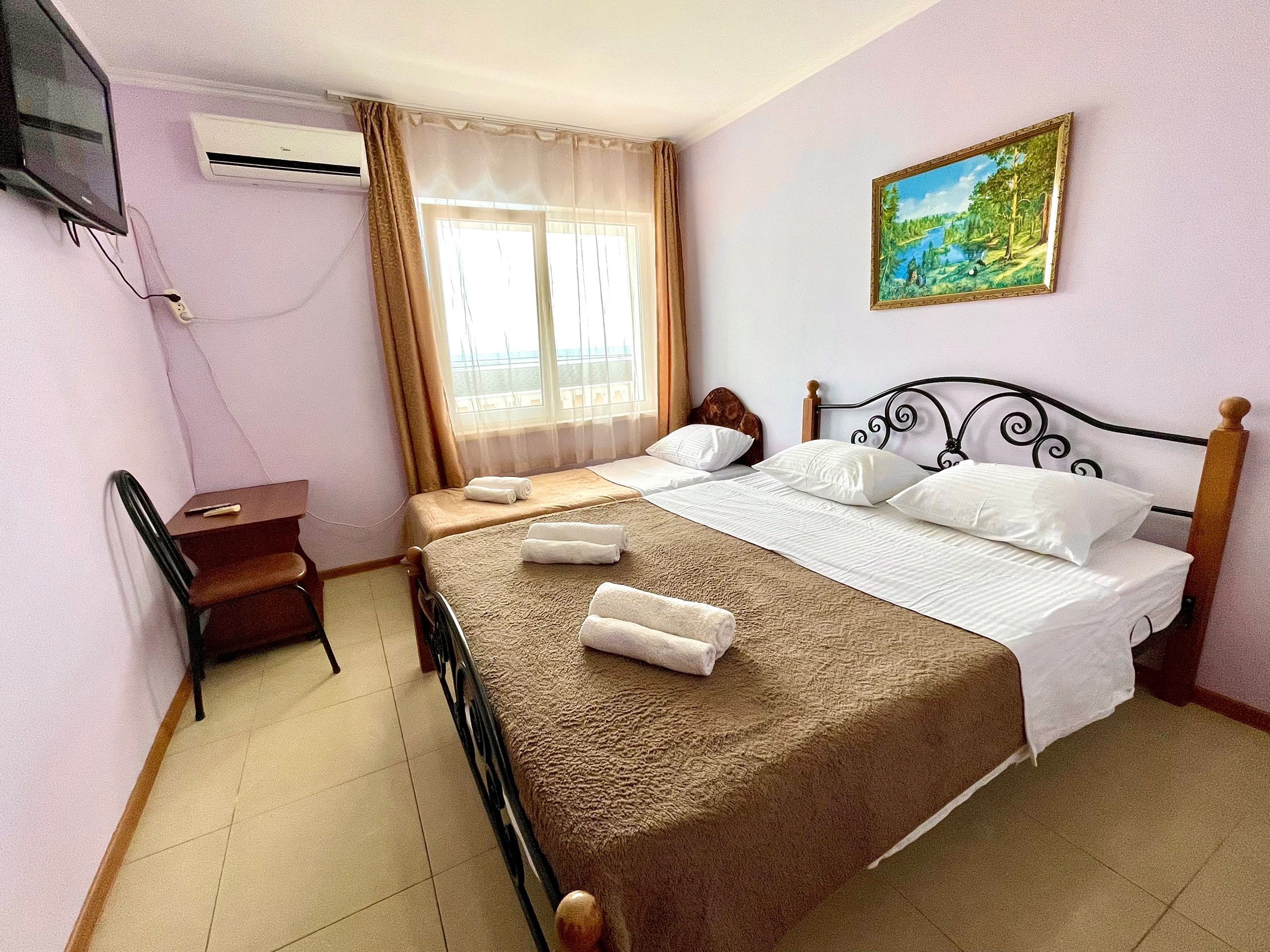 Трехместный номер эконом-класса с общей ванной комнатой