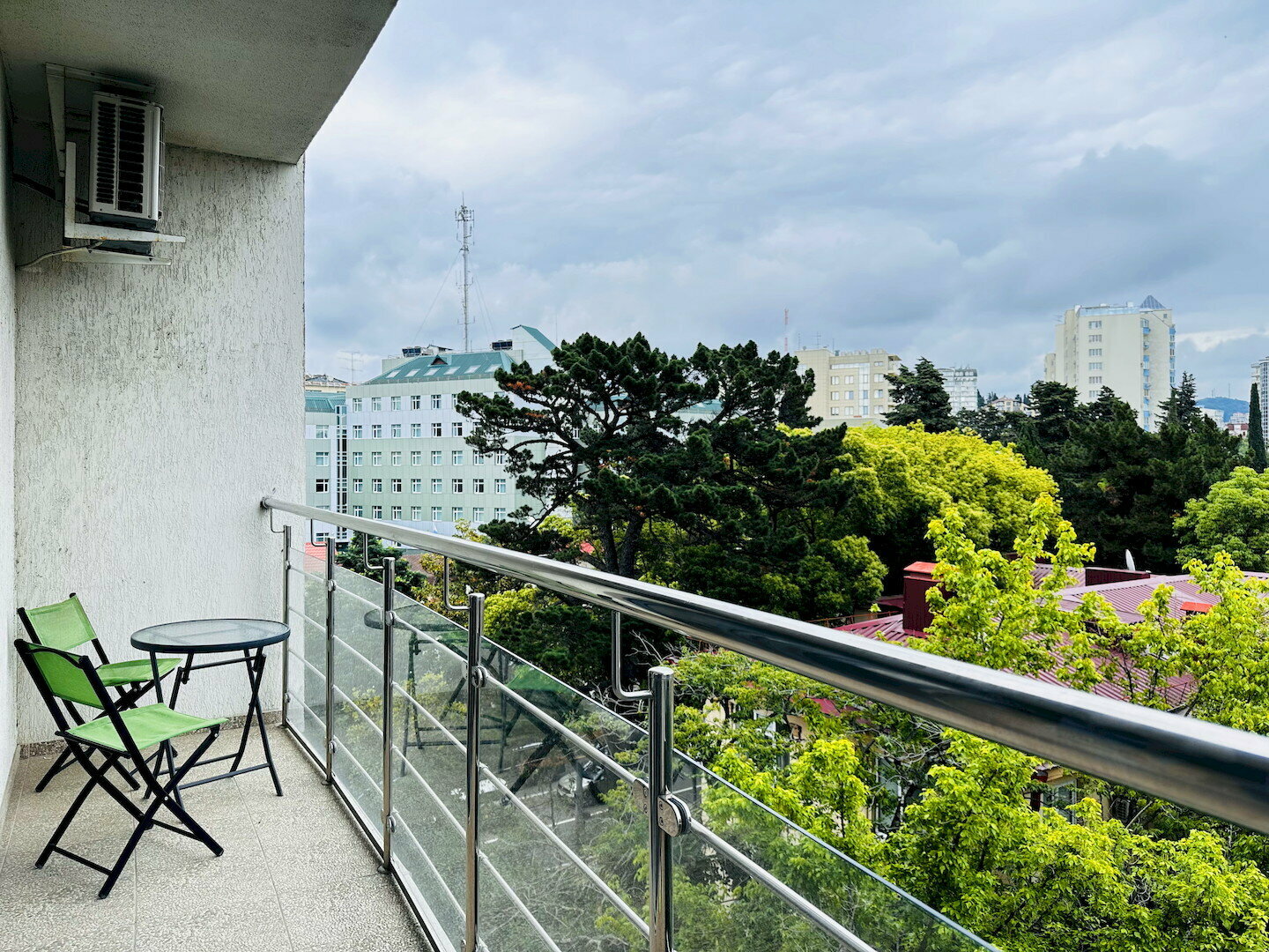 Прекрасный двухкомнатный апартамент! До пляжа и набережной 5 минут! Центр Сочи!