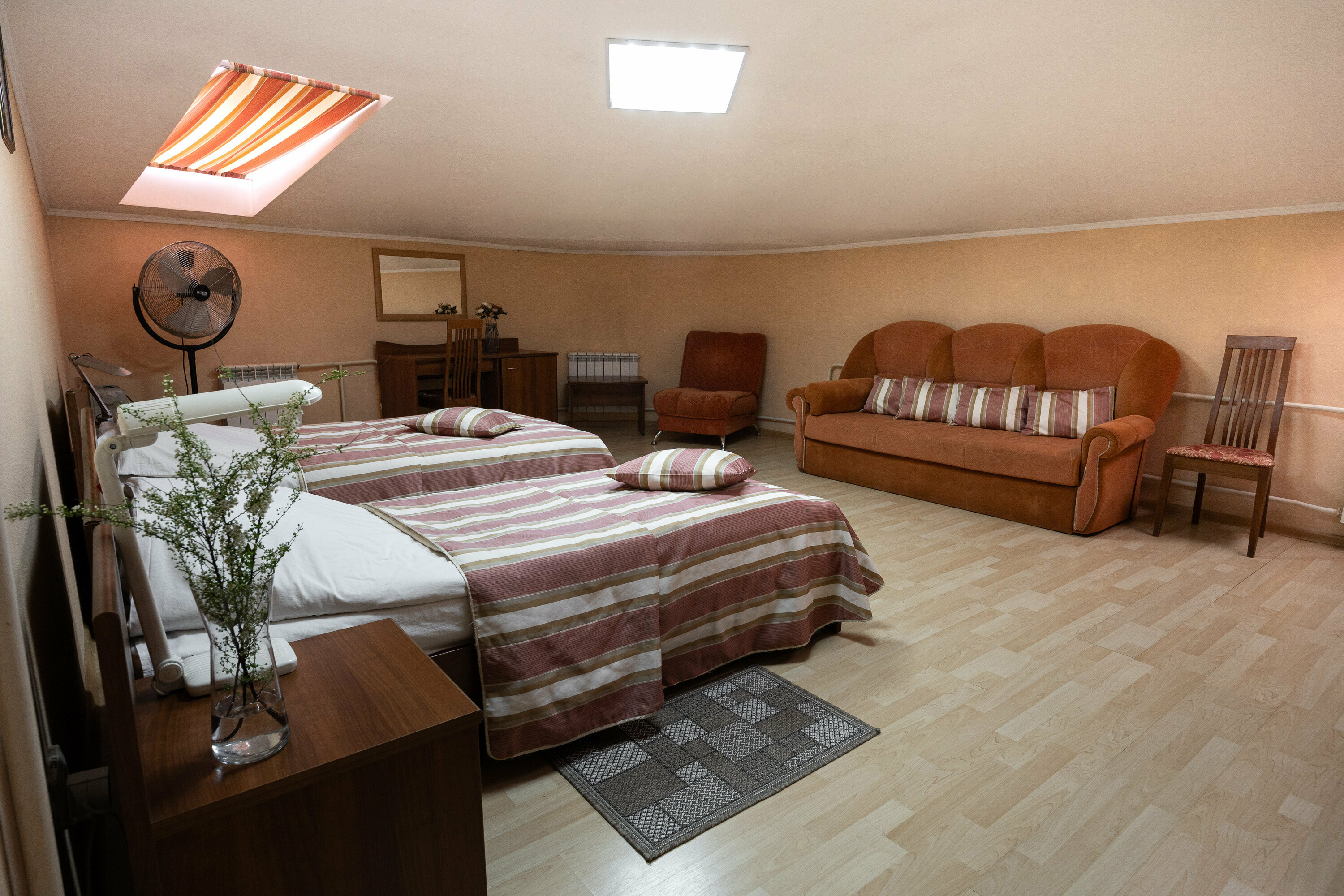 Двухместный двухкомнатный семейный номер с общим санузлом без кондиционера