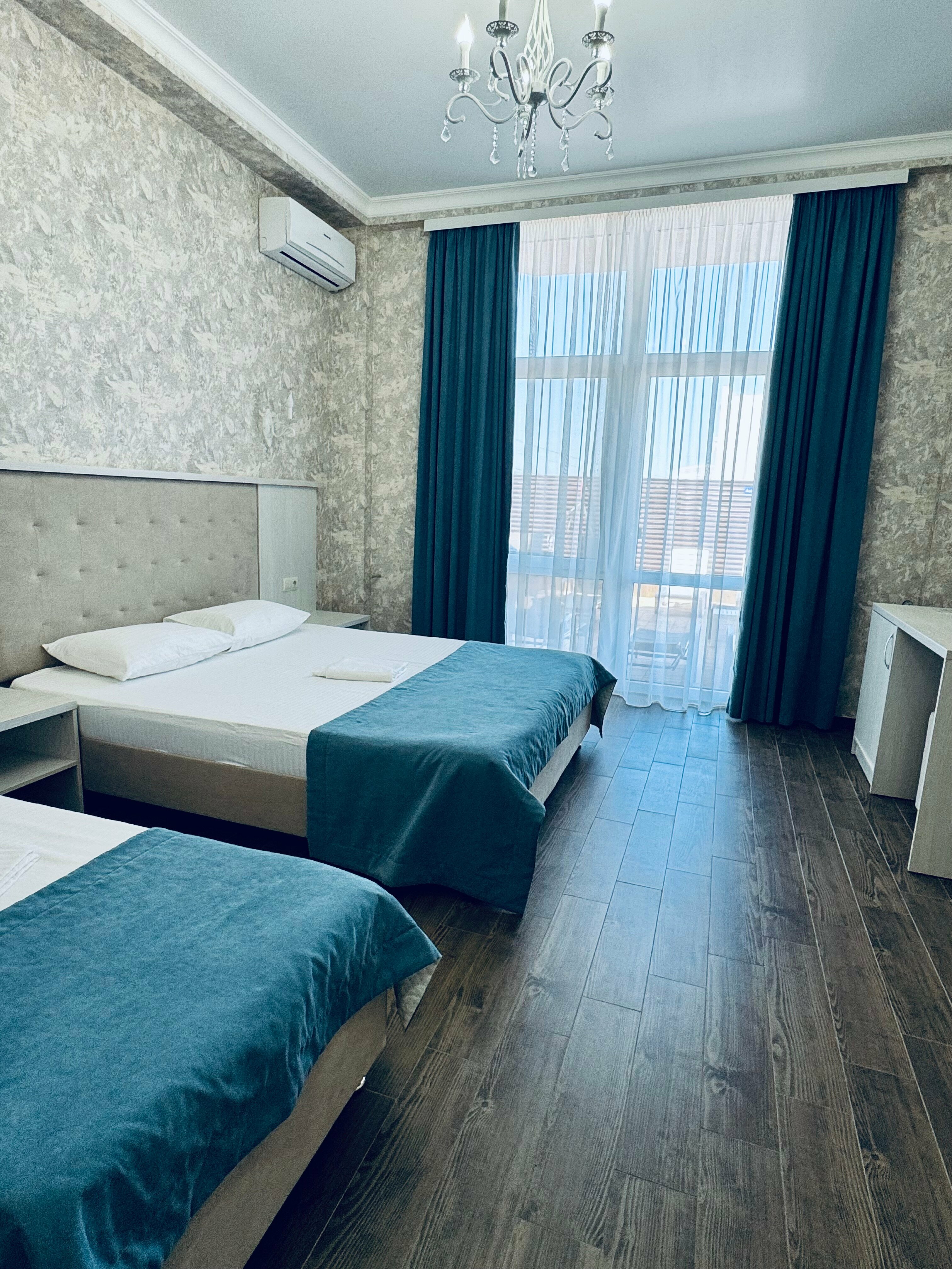 Трехместный номер с балконом