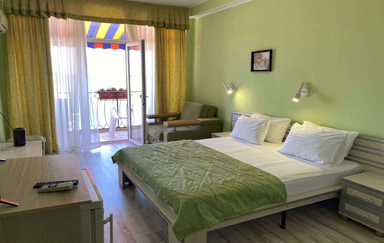 Корпус 3: НОМЕР "ПОЛУЛЮКС" ЮЖНЫЙ (3-х местный)(50 метров до моря)