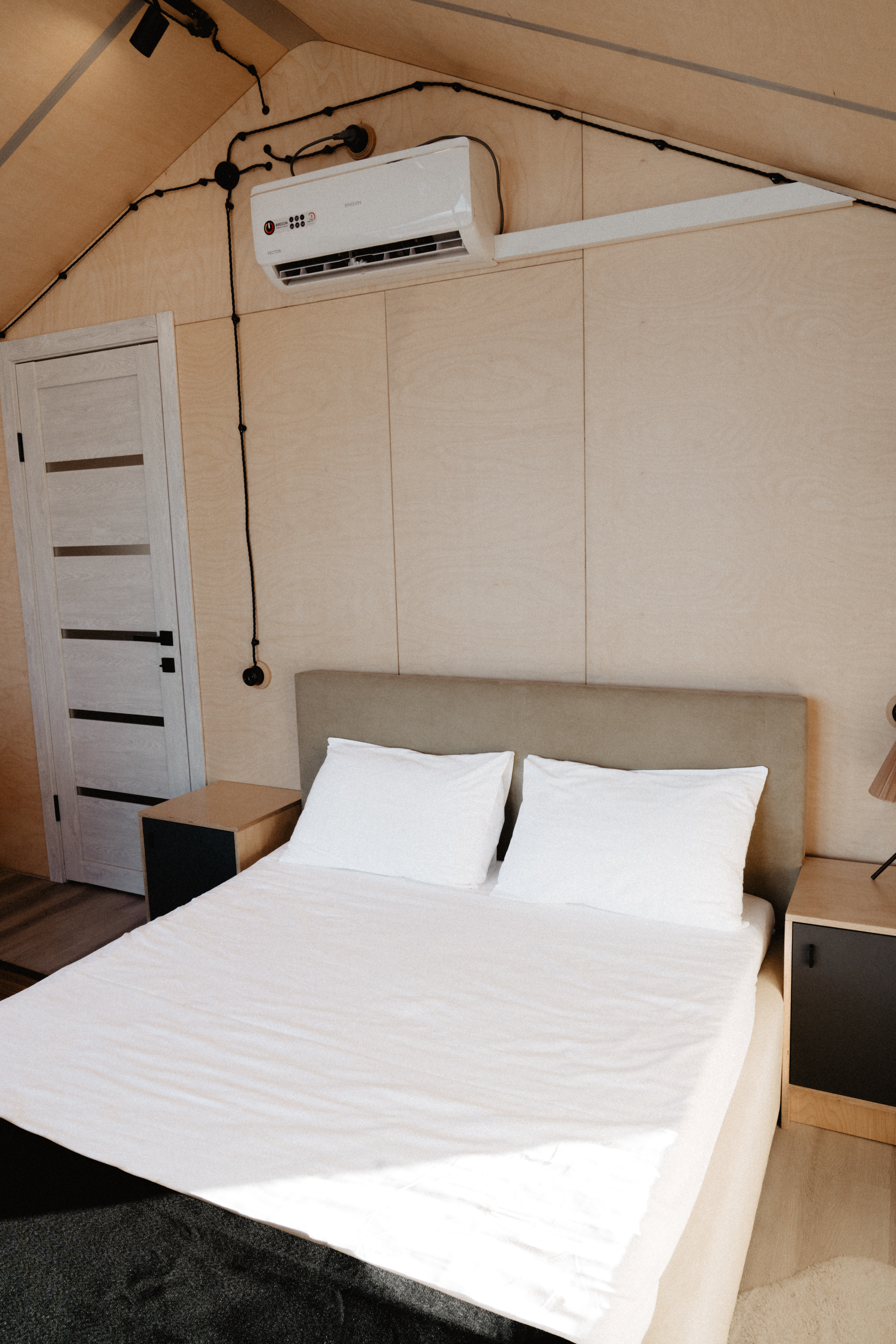 Дом большой с боковым видом на море