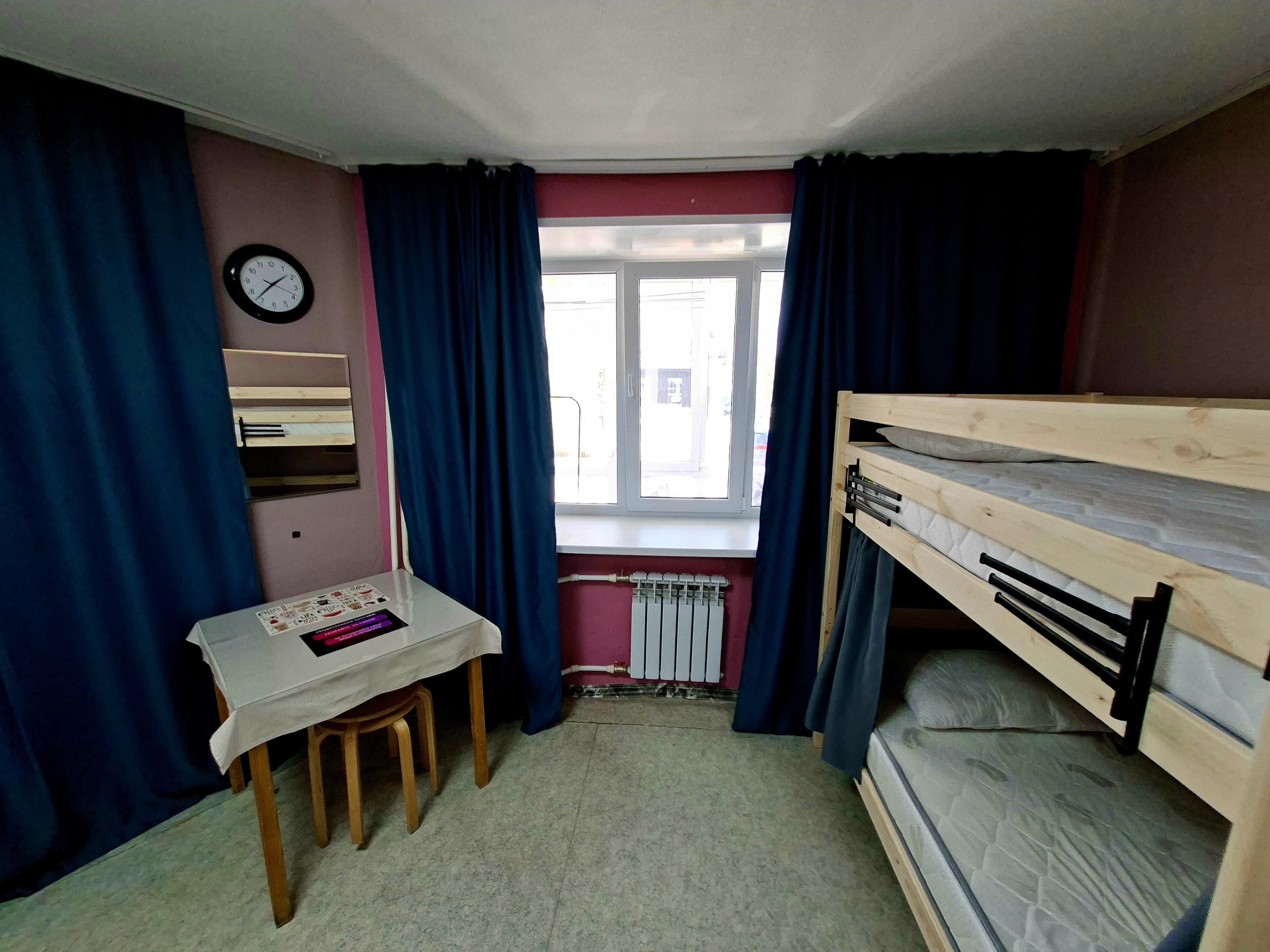 Кровать в общем 6-местном номере для мужчин и женщин