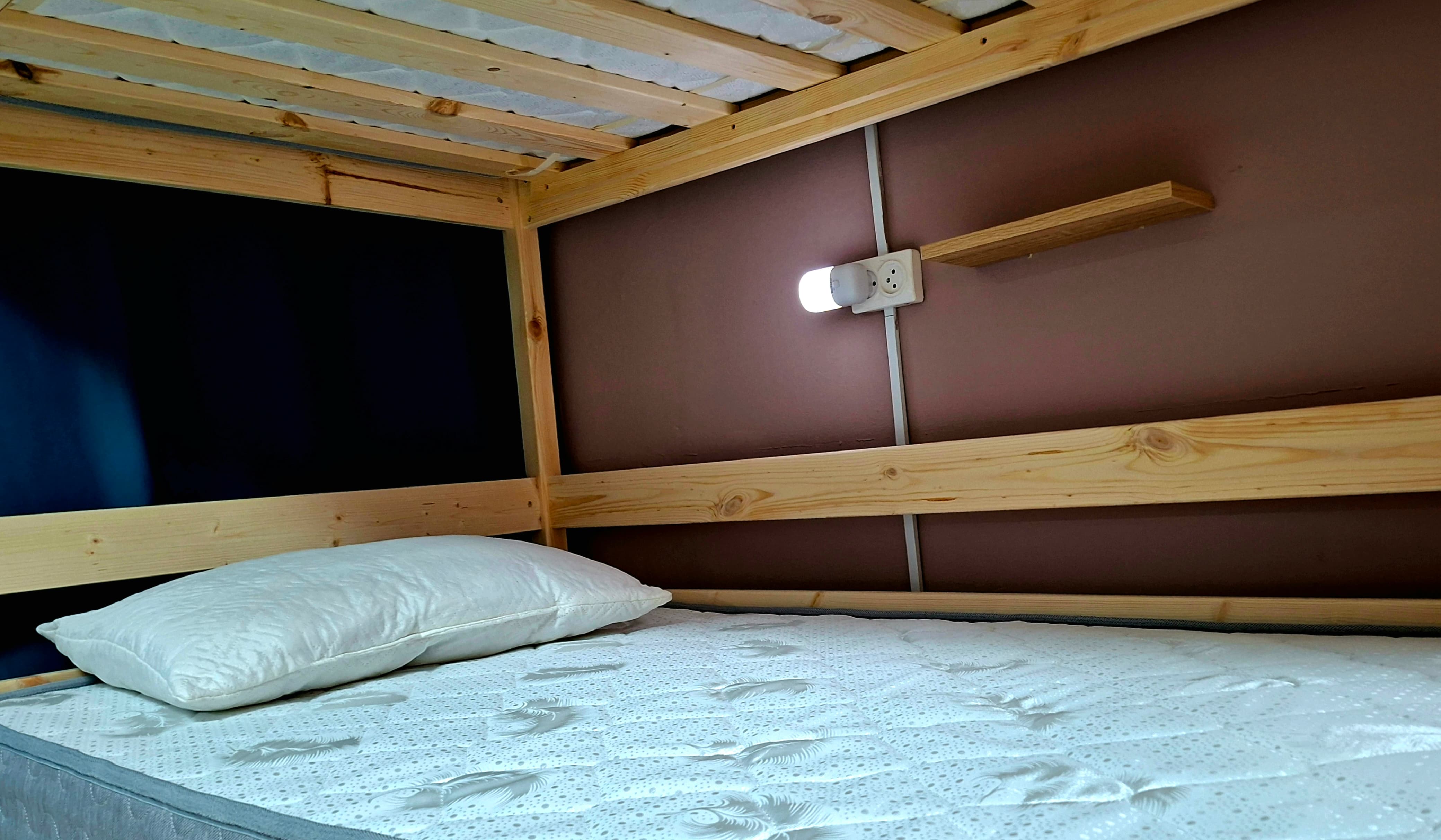 Кровать в общем 6-местном номере для мужчин и женщин